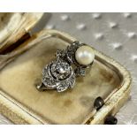 Art nouveau ring in 18k yellow gold and 0.16 carat brilliant cut central diamond and natural pearl