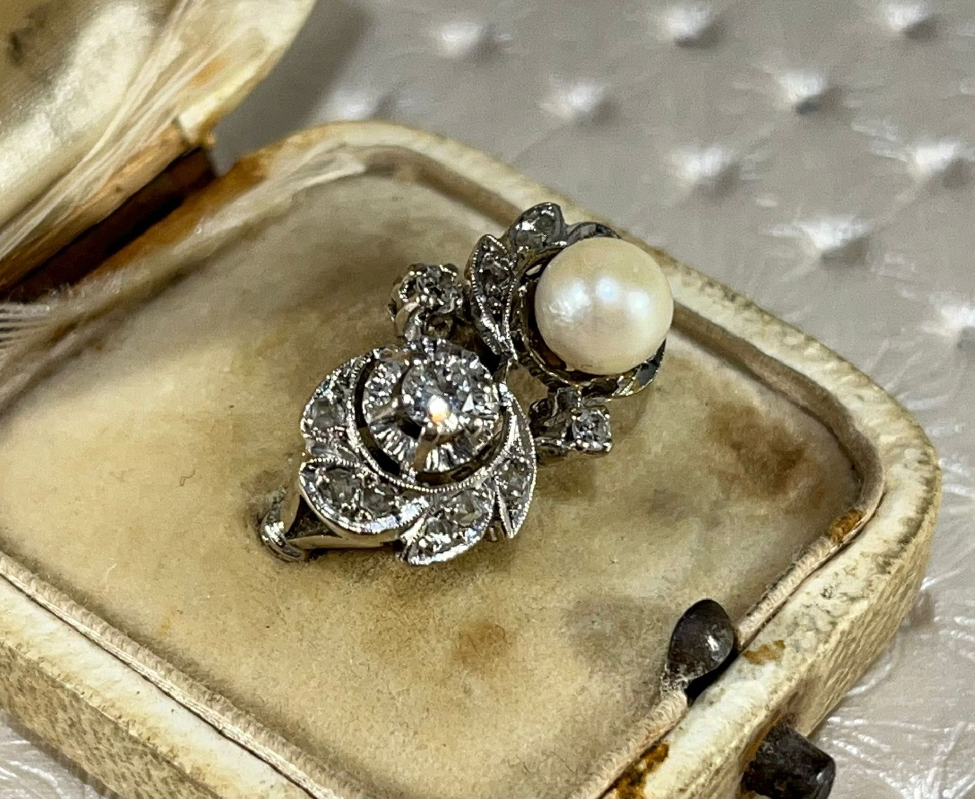 Art nouveau ring in 18k yellow gold and 0.16 carat brilliant cut central diamond and natural pearl