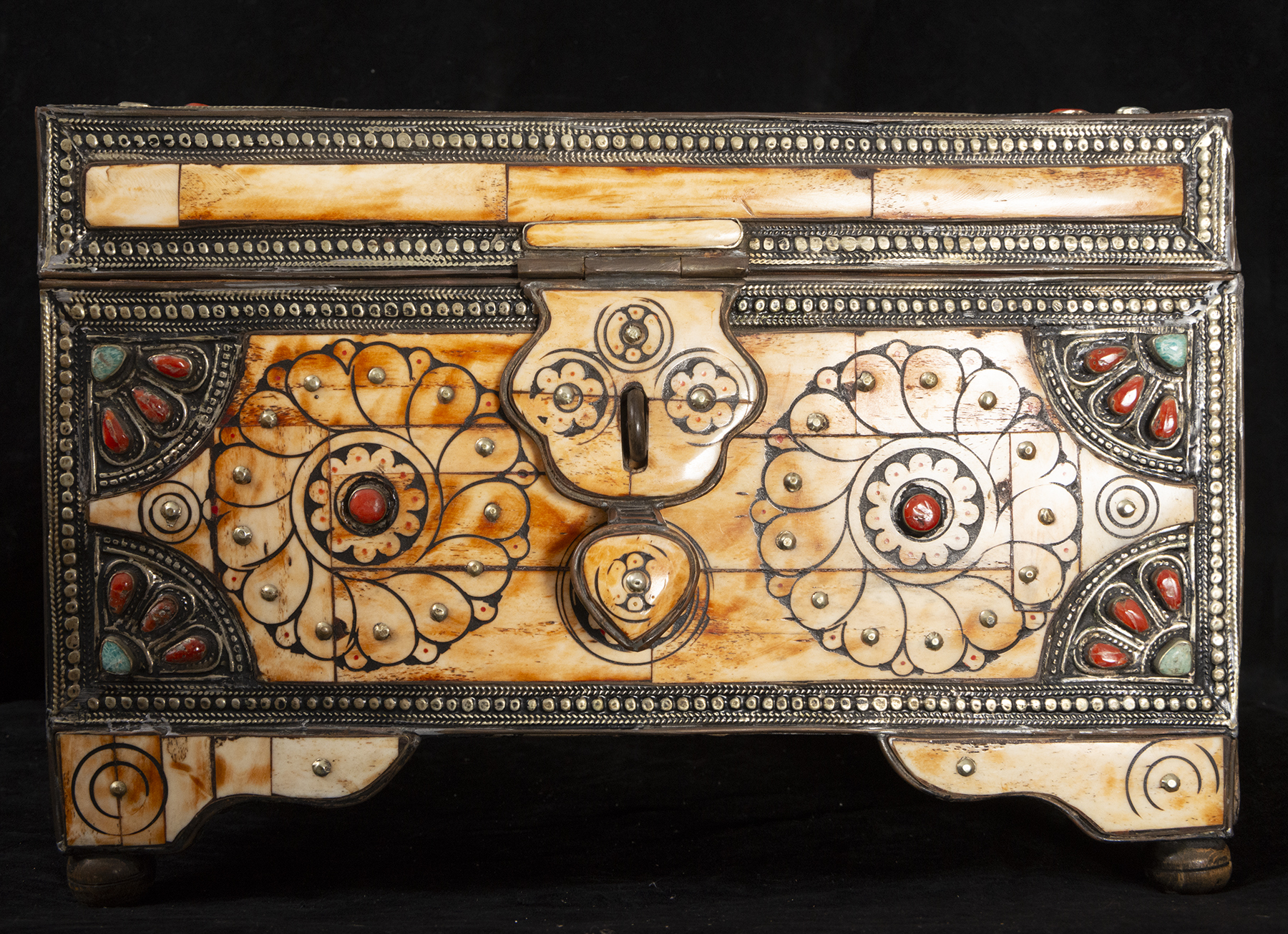 Tibetan chest in bone coral and silver, 19th - 20th century