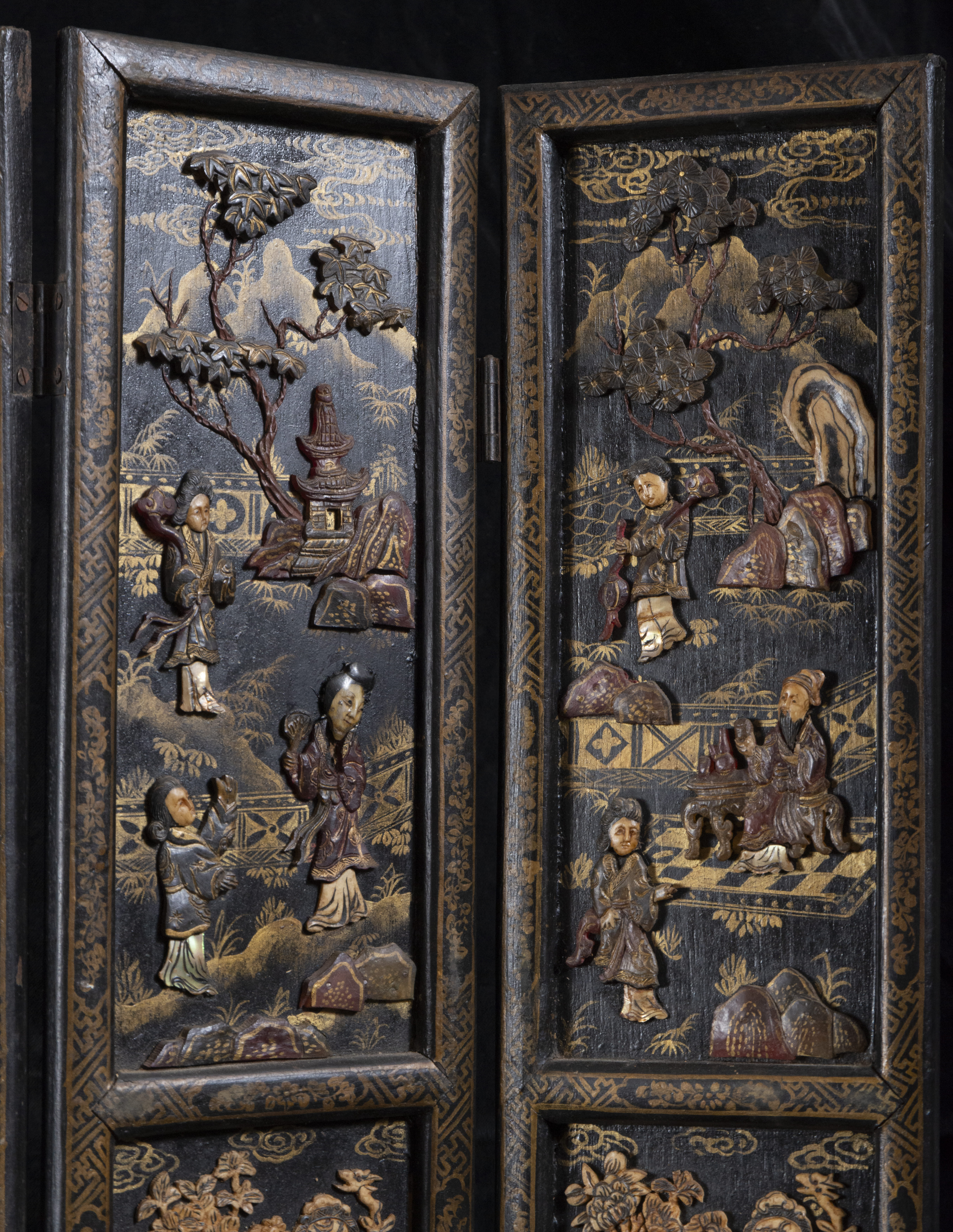 Elegant Chinese screen with court scenes in relief, 19th century - Image 4 of 5