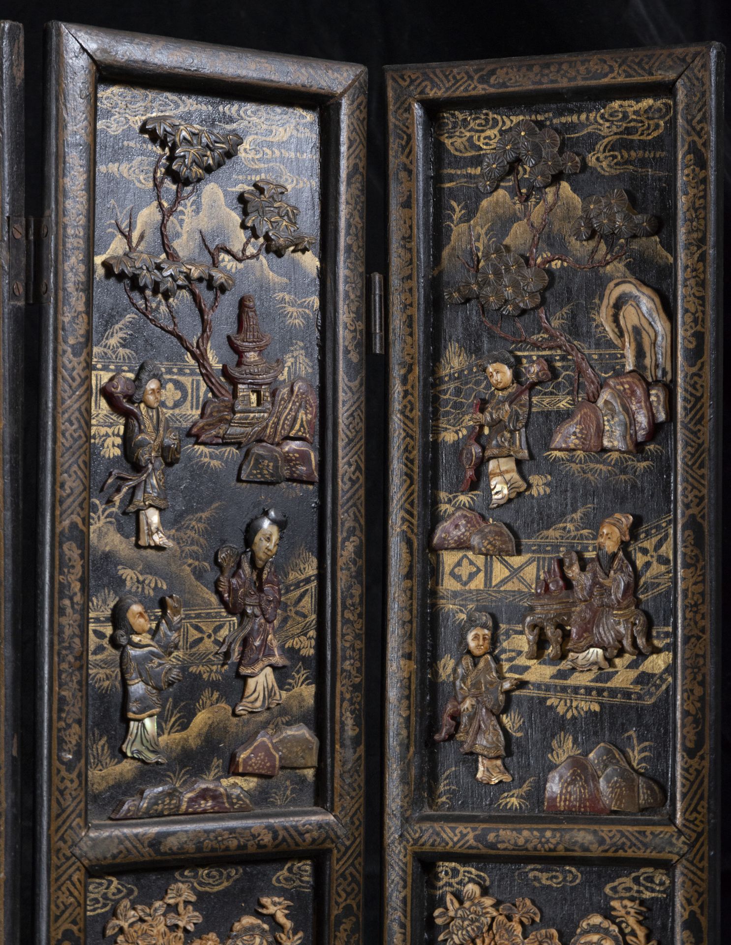 Elegant Chinese screen with court scenes in relief, 19th century - Bild 4 aus 5