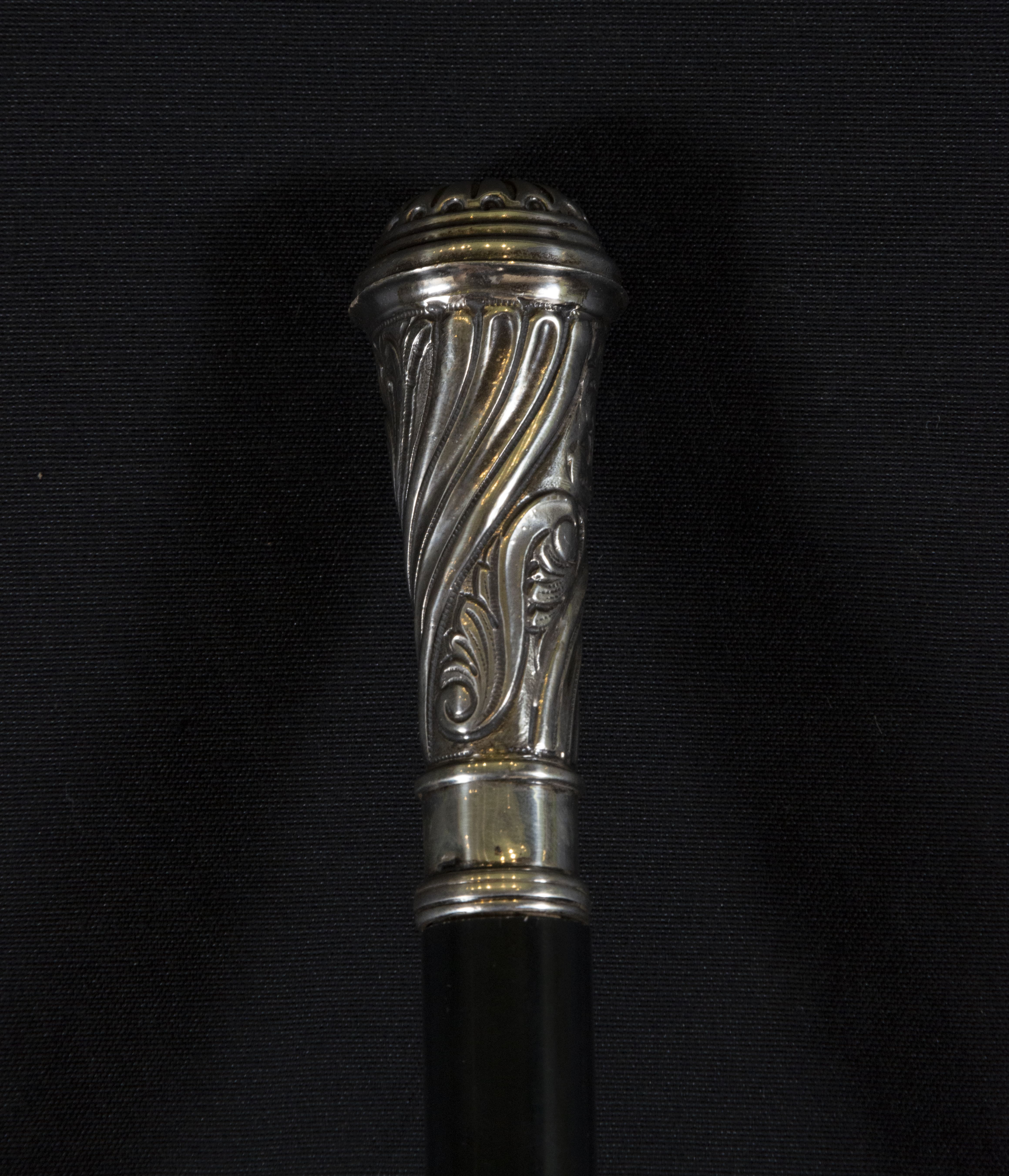 Elegant Victorian Walking Stick with ebony body and embossed silver handle in Rocalla style, 19th ce - Image 3 of 3