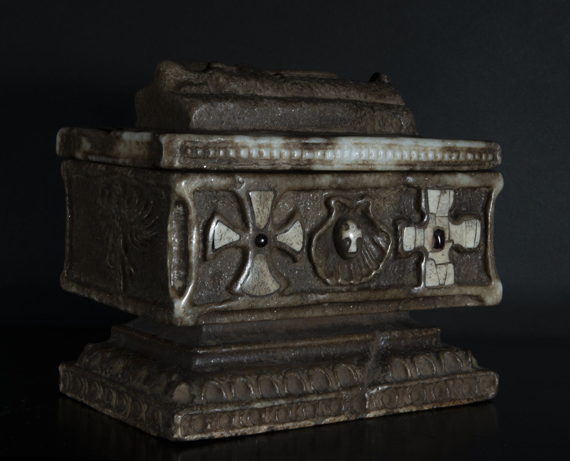 Norman Siculus style chest for relics of a Knight of the Crusades, following early medieval models,  - Image 4 of 5