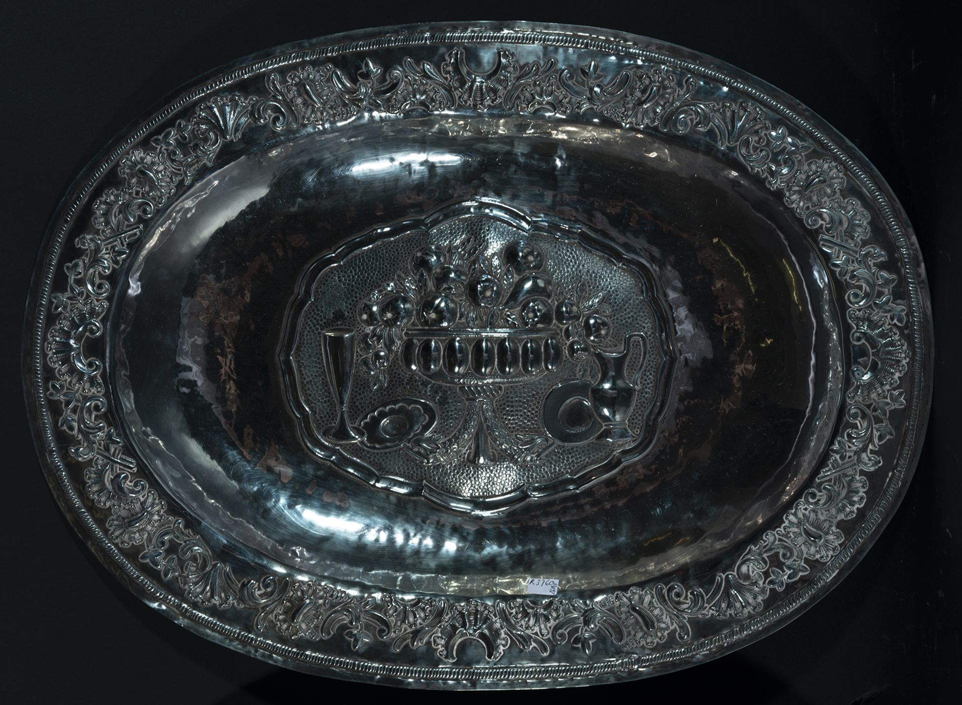 Important Pair of Large Trays in Embossed Viceregal Sterling Silver, Viceroyalty of Peru (Cuzco), la - Bild 2 aus 3
