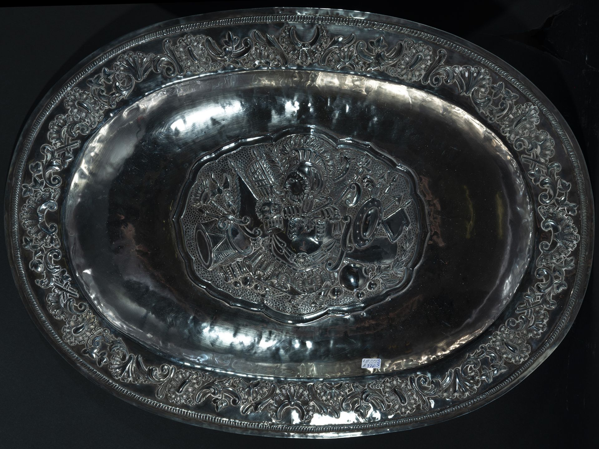 Important Pair of Large Trays in Embossed Viceregal Sterling Silver, Viceroyalty of Peru (Cuzco), la - Bild 3 aus 3