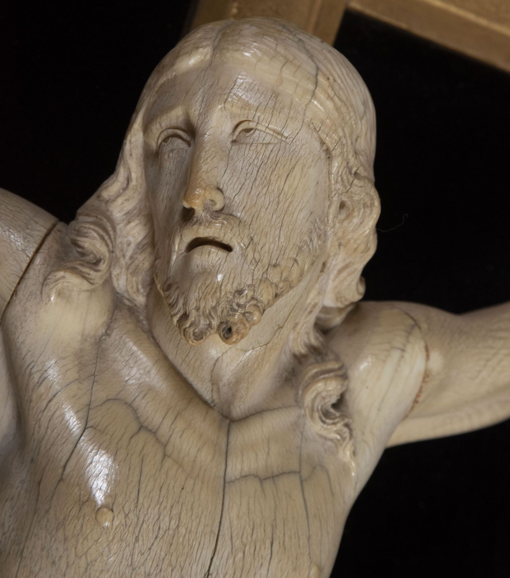 Large French Christ of Dieppe in Ivory, Louis XV period, with important frame carved in gilded wood  - Image 3 of 6