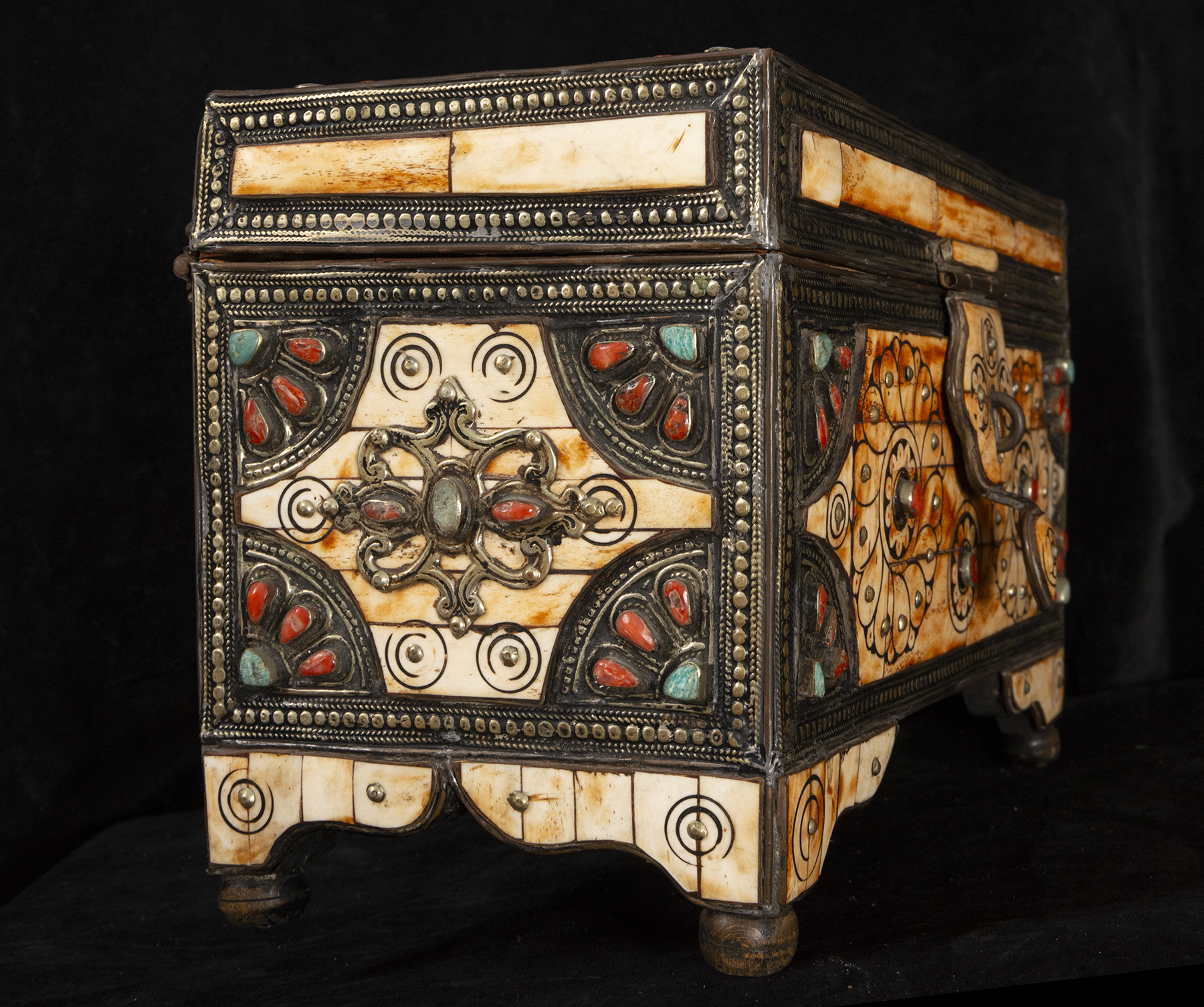 Tibetan chest in bone coral and silver, 19th - 20th century - Image 3 of 4