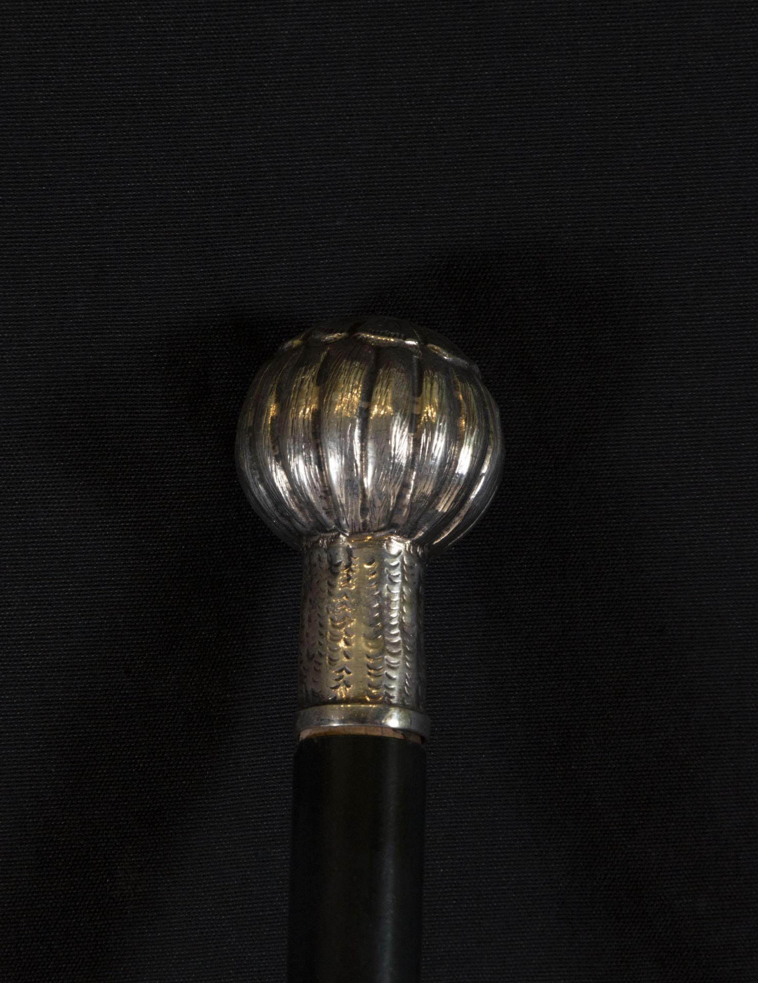 Victorian walking stick with ebonized wood body and embossed sterling silver handle, 19th century En - Bild 3 aus 3