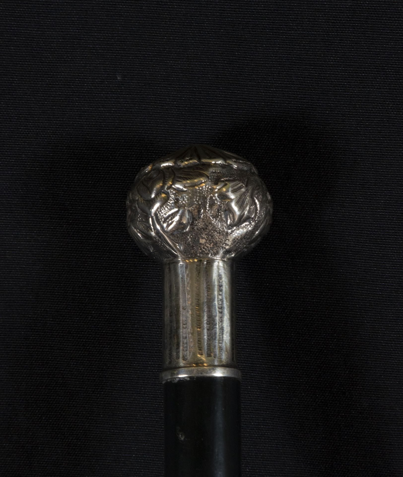 Victorian walking stick in ebony with embossed silver handle with floral motifs, 19th century Englis - Bild 3 aus 3