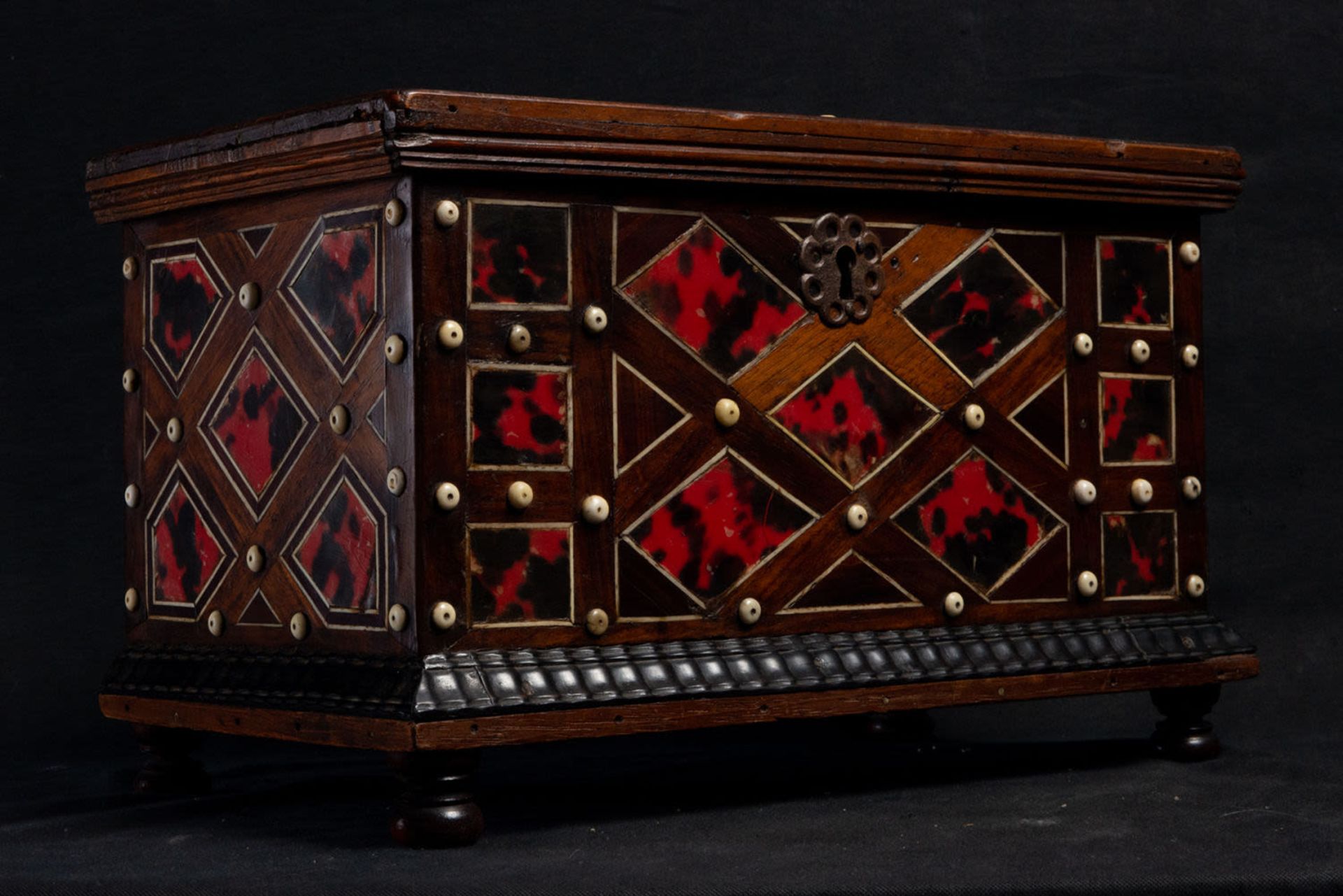 Important Mexican chest in carved bone inlay, ebony and tortoiseshell, late 17th century