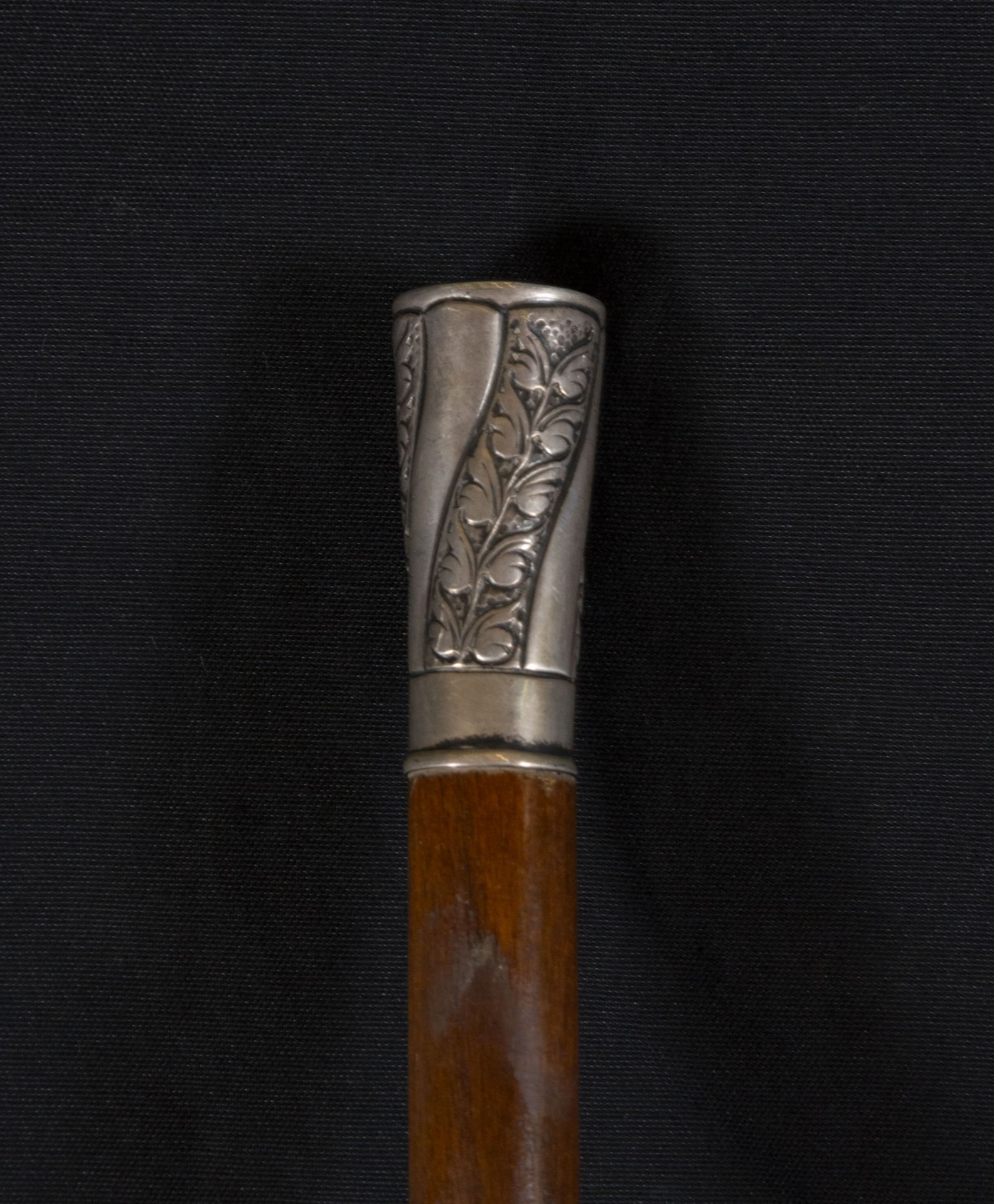 Spanish Elizabethan Mayor's Cane, mid-19th century, embossed sterling silver handle with vine leaf m - Bild 2 aus 2