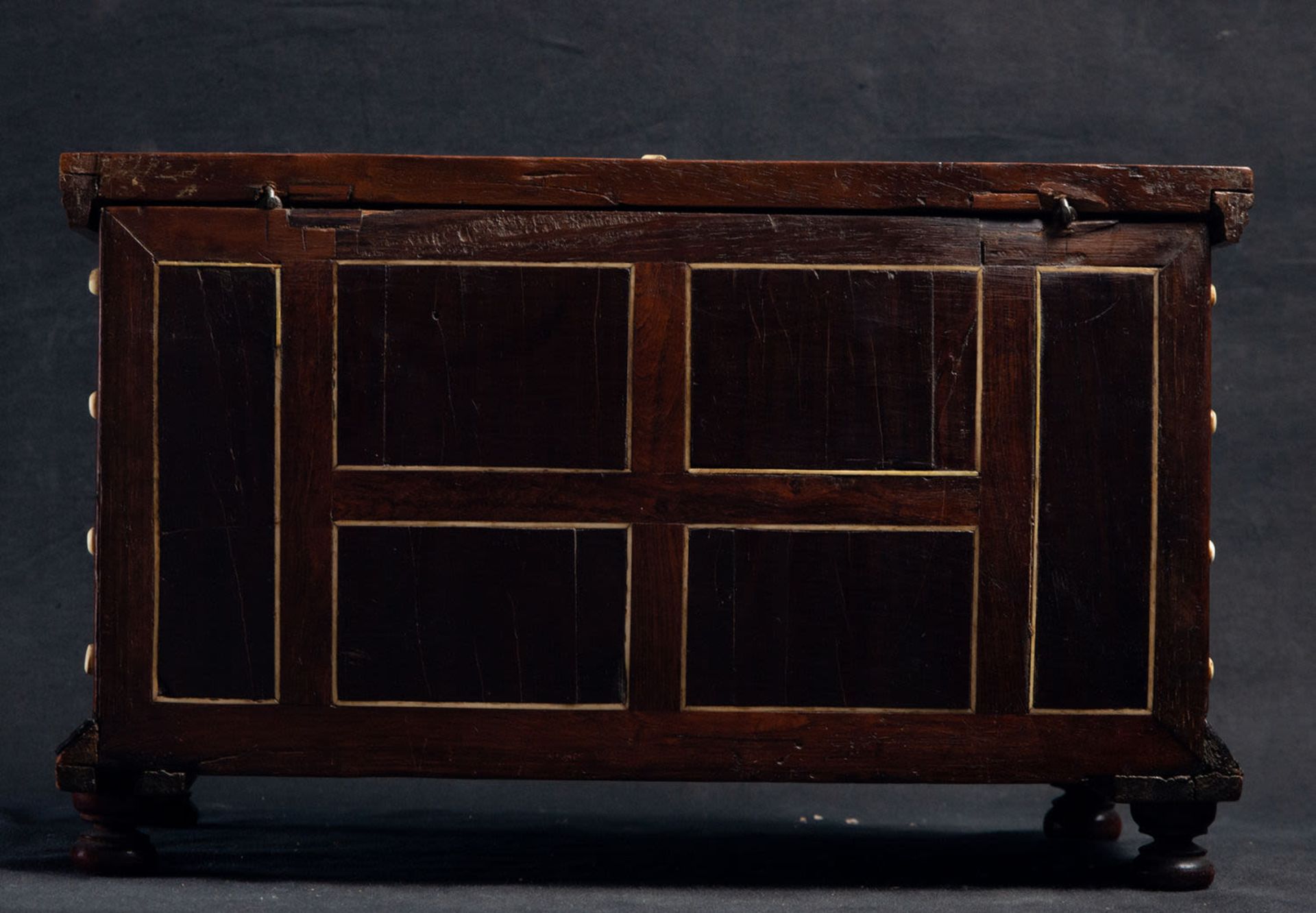 Important Mexican chest in carved bone inlay, ebony and tortoiseshell, late 17th century - Image 4 of 4