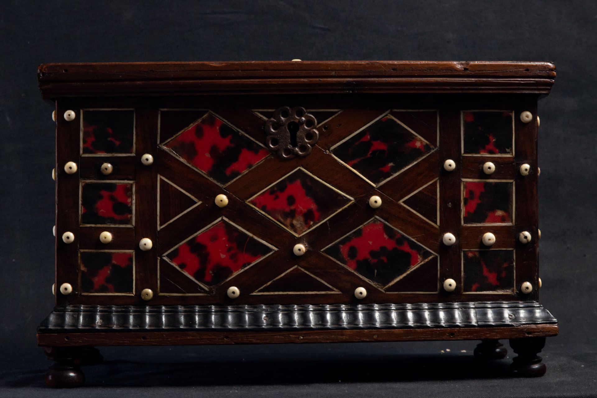 Important Mexican chest in carved bone inlay, ebony and tortoiseshell, late 17th century - Image 3 of 4