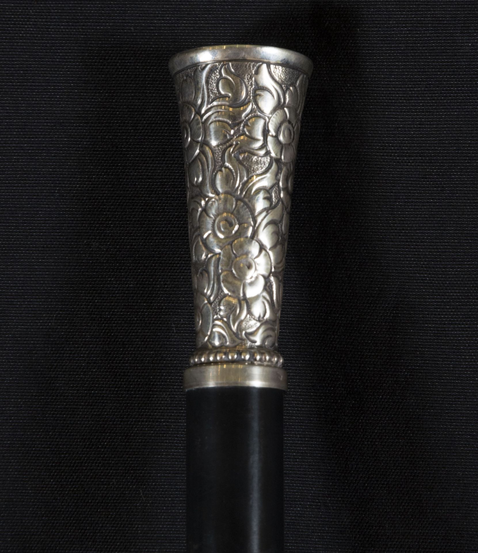 Victorian walking stick with embossed sterling silver head with floral motifs, 19th century - Bild 2 aus 3