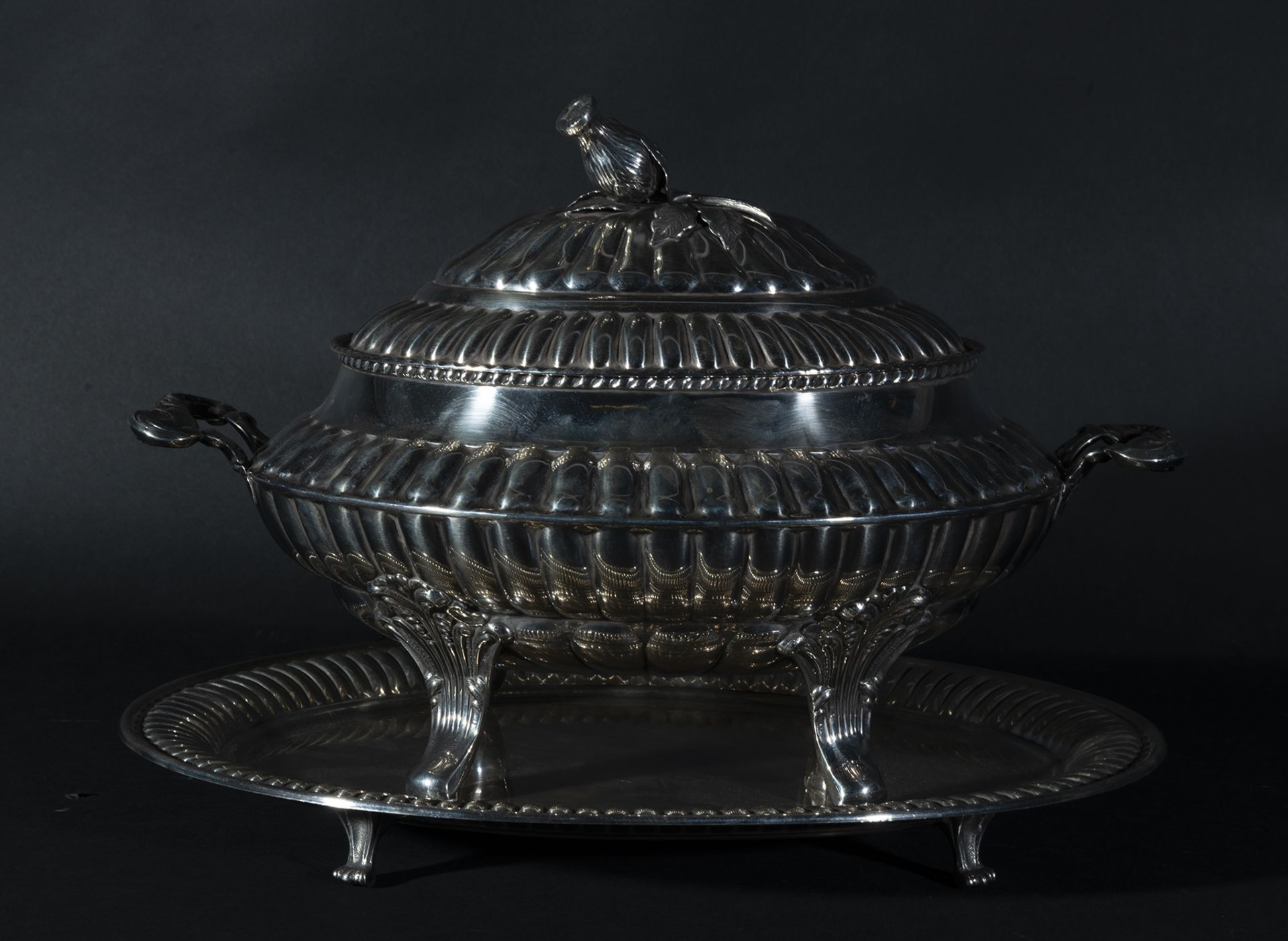 Important tureen with its underplate in 925 Sterling silver, with purity contrasts and silversmith's