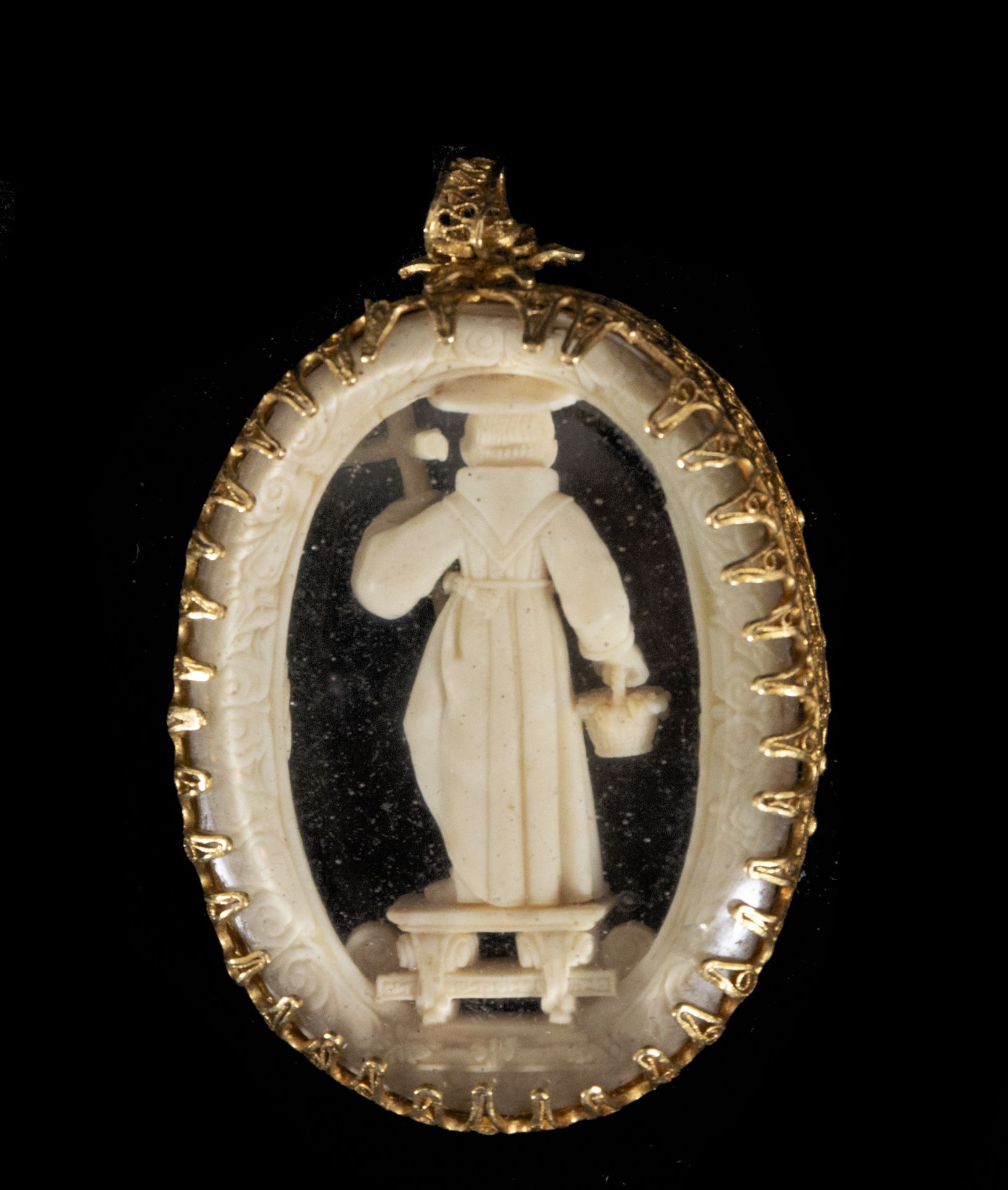 Rare and exquisite 17th century Reliquary Medallion pendant in Portuguese colonial gold and ivory fi - Image 2 of 2