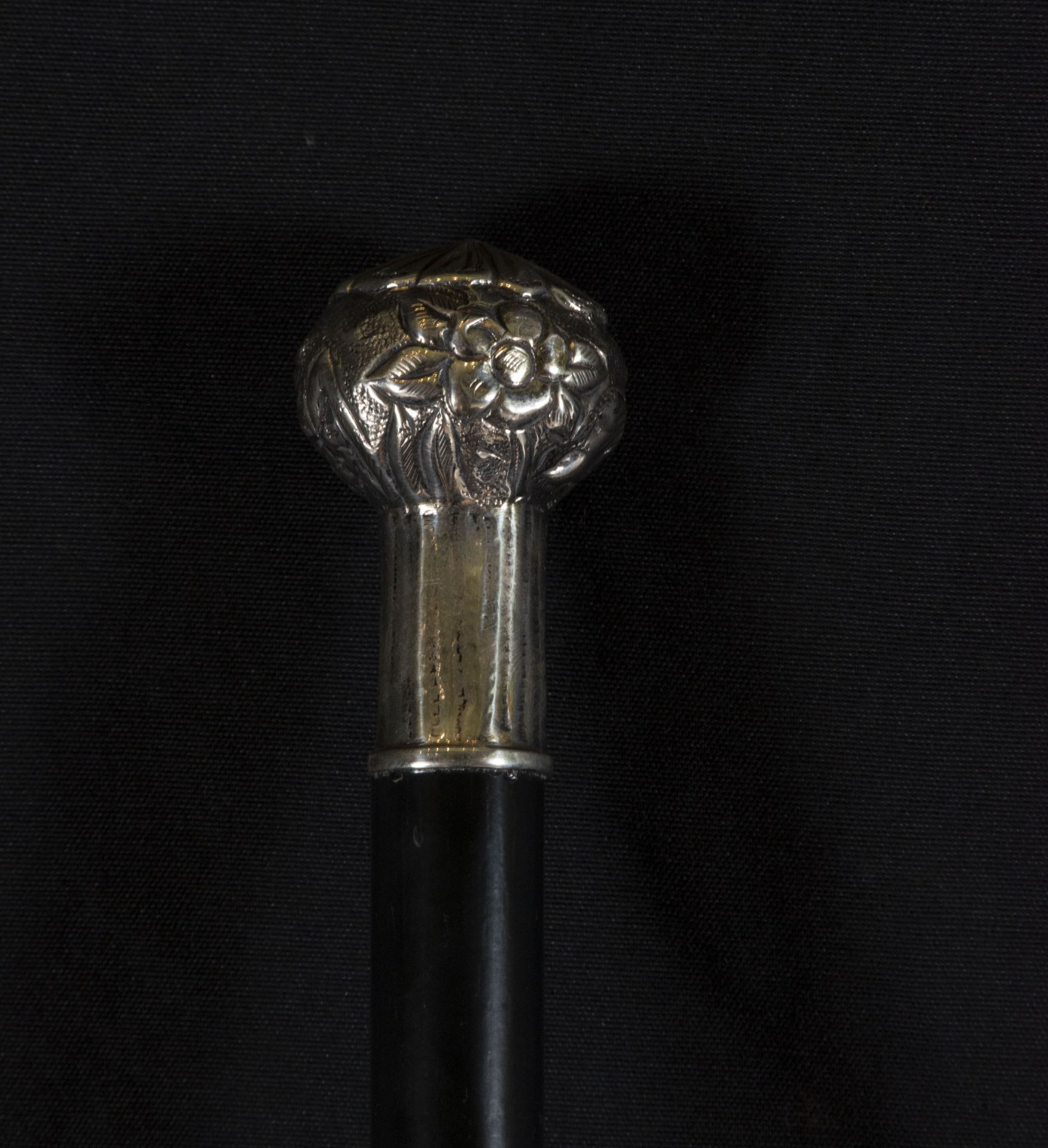 Victorian walking stick in ebony with embossed silver handle with floral motifs, 19th century Englis - Bild 2 aus 3