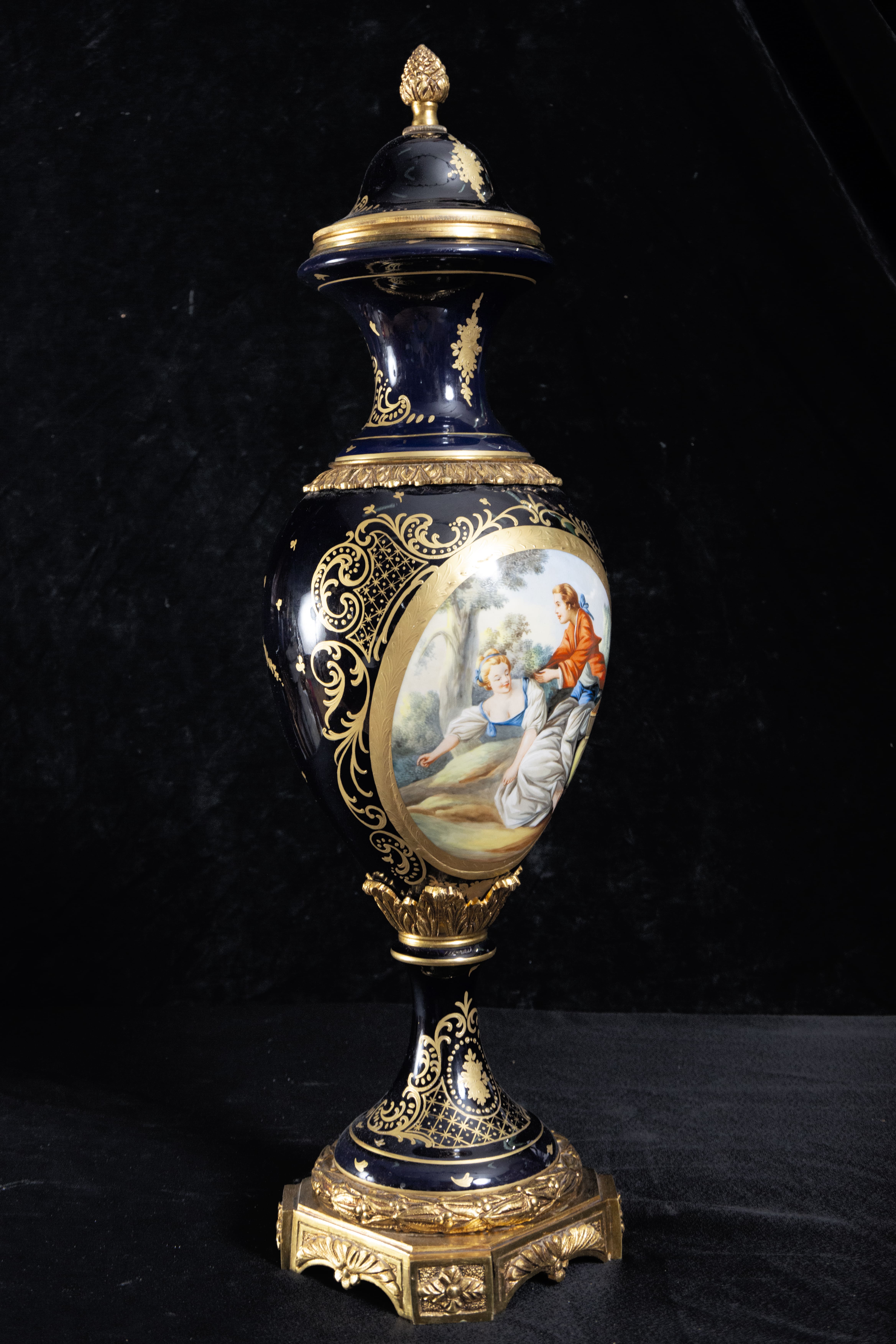 Great pair of French porcelain vases "Sevres Blue", mounted in gilt bronze, late 19th century - Image 6 of 6
