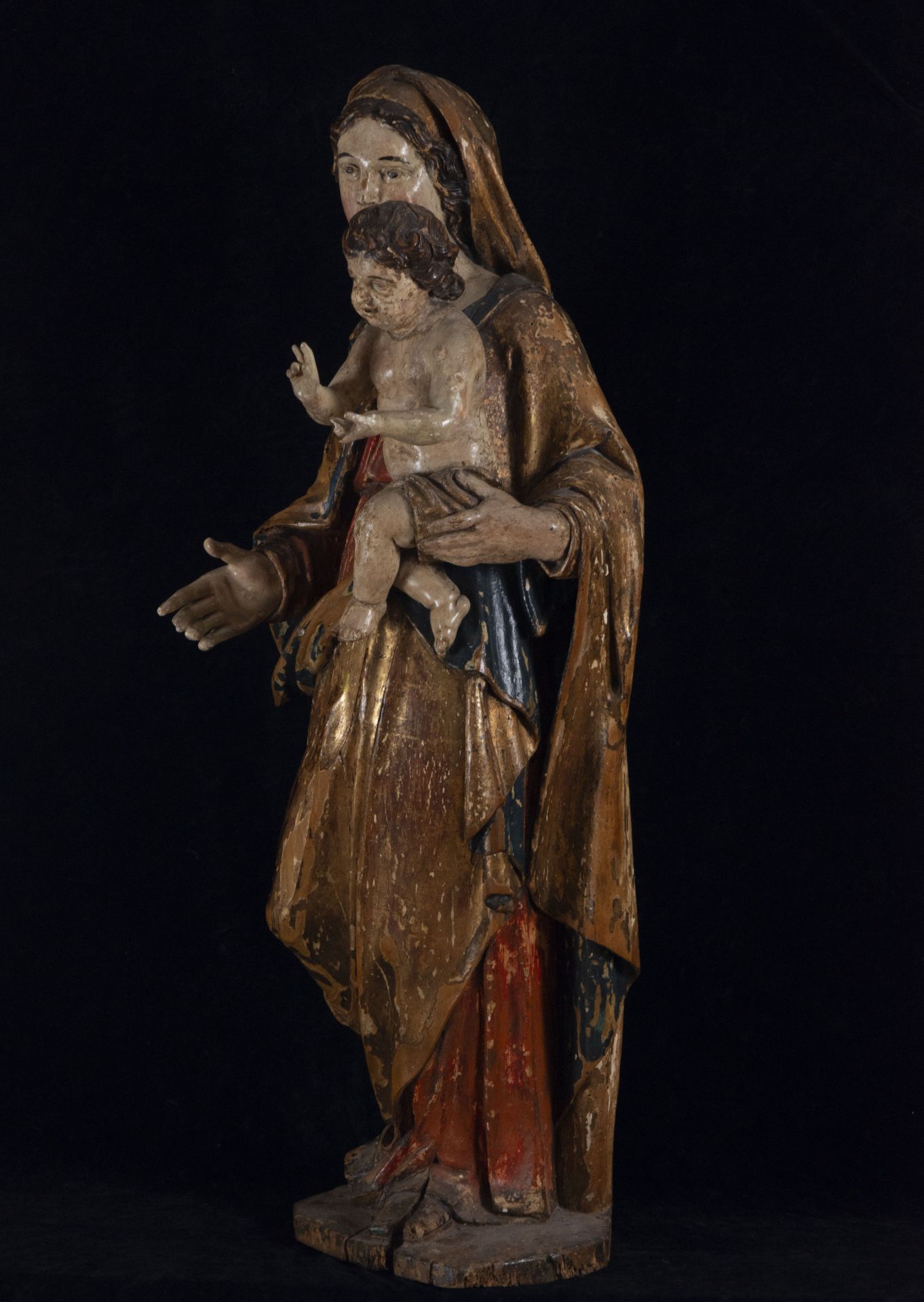 Madonna with Child in polychrome Walnut wood, South German school of the early 16th century - Image 2 of 4
