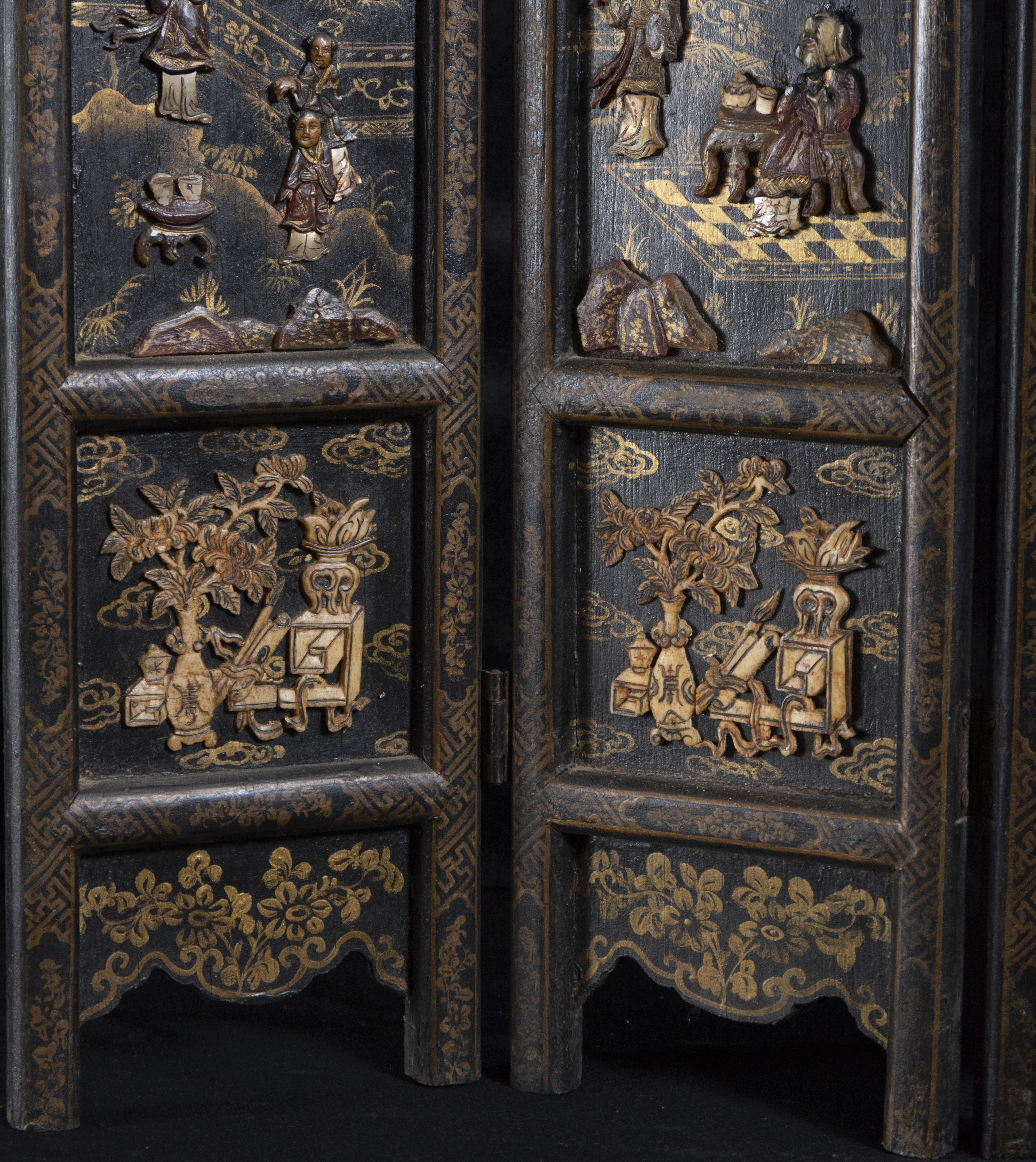 Elegant Chinese screen with court scenes in relief, 19th century - Image 3 of 5