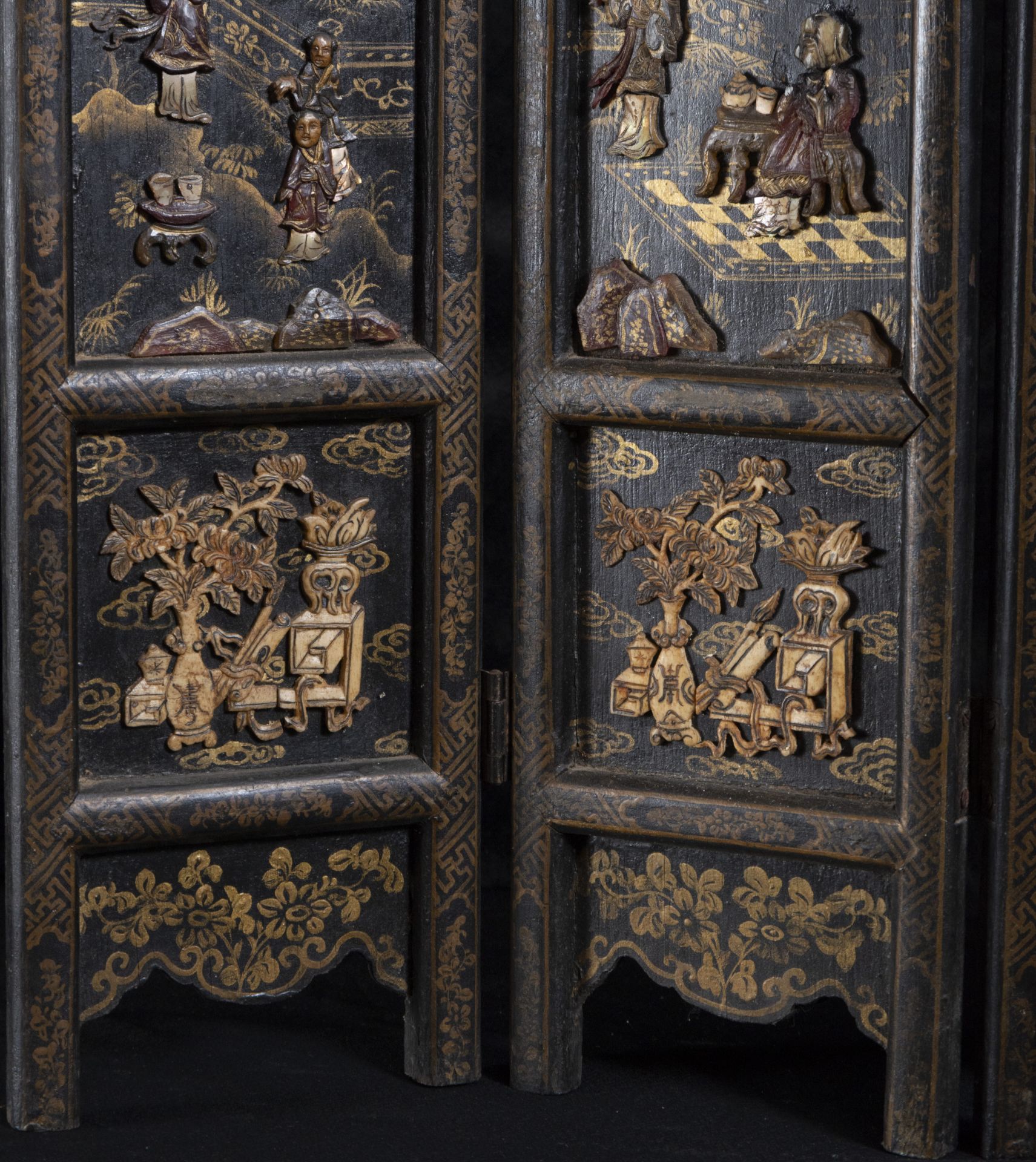 Elegant Chinese screen with court scenes in relief, 19th century - Bild 3 aus 5