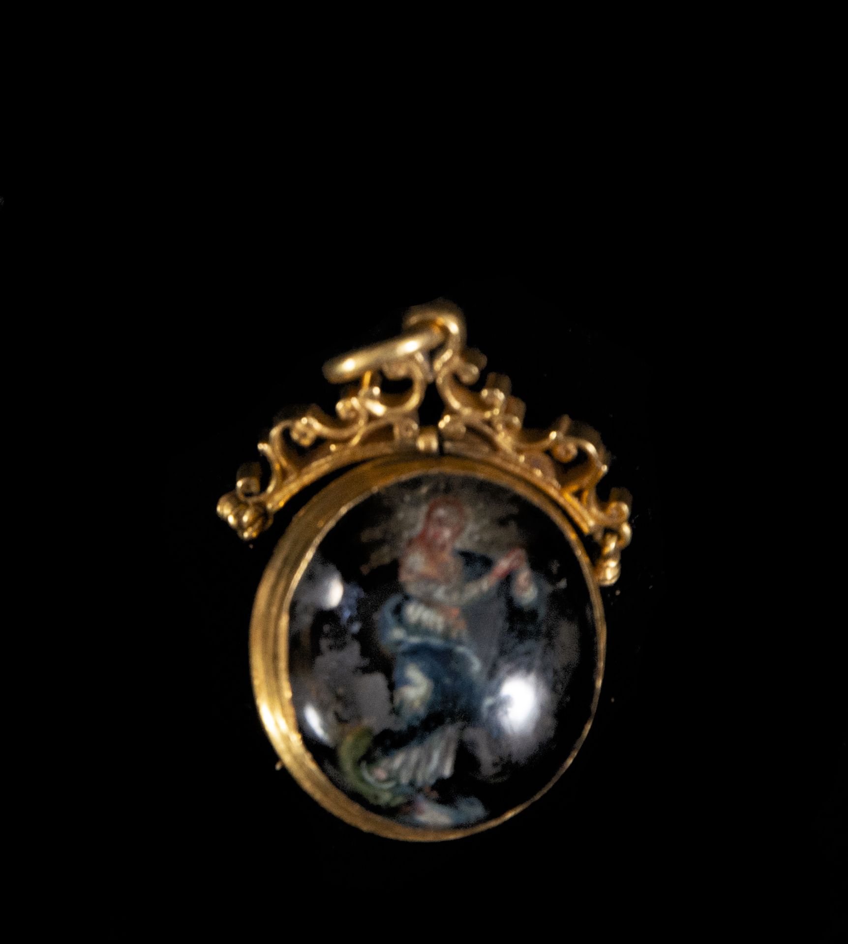 Exquisite double-sided Italian hanging reliquary medallion mounted in high purity 20k gold, Italian  - Image 2 of 2