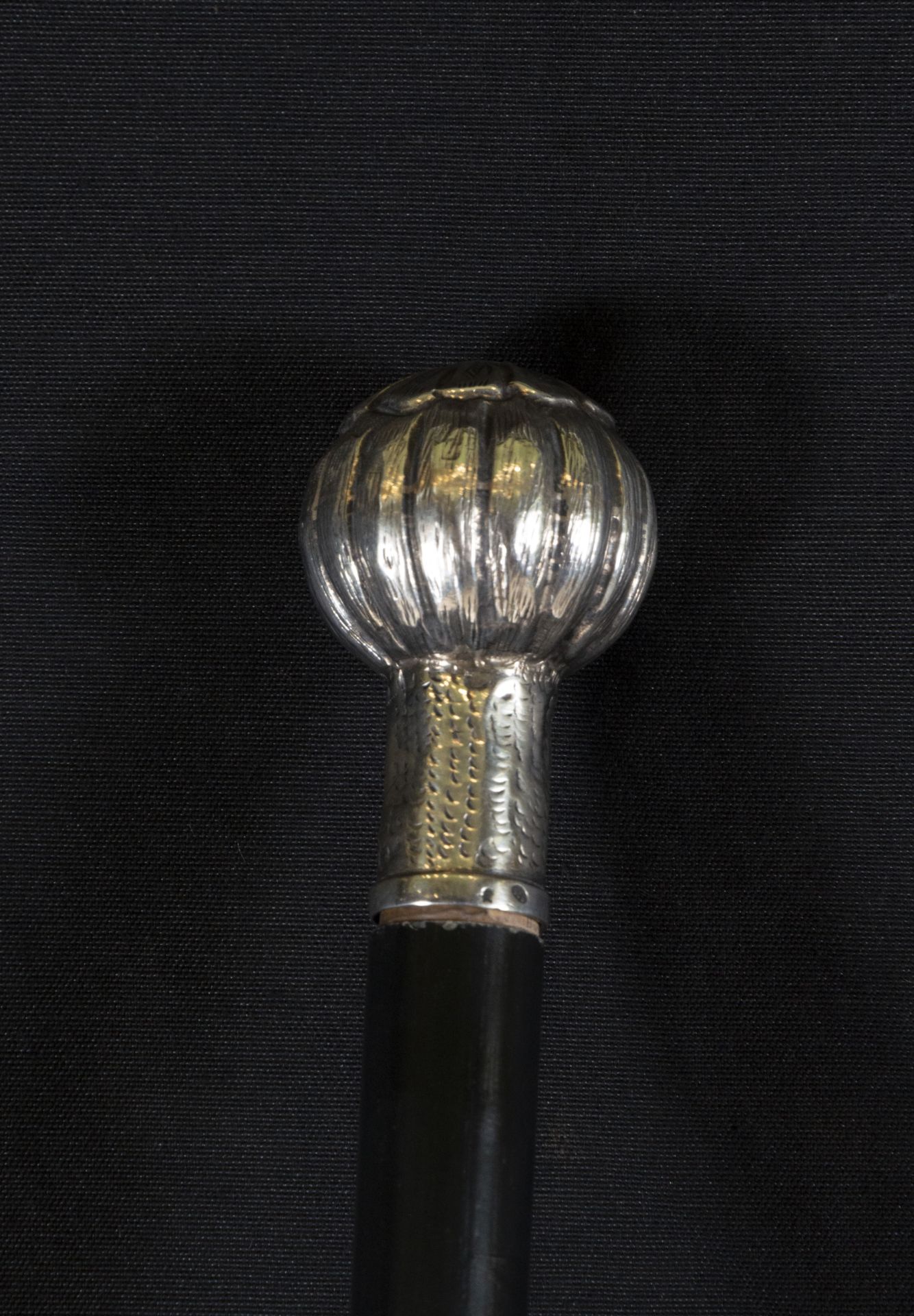 Victorian walking stick with ebonized wood body and embossed sterling silver handle, 19th century En - Bild 2 aus 3