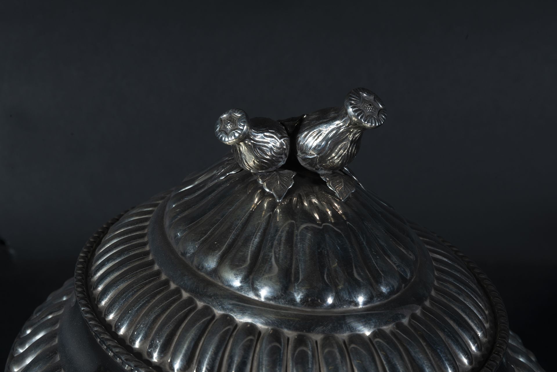 Important tureen with its underplate in 925 Sterling silver, with purity contrasts and silversmith's - Bild 2 aus 3