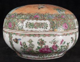 Large Canton Chinese porcelain box in "famille rose" enamel, late 19th century