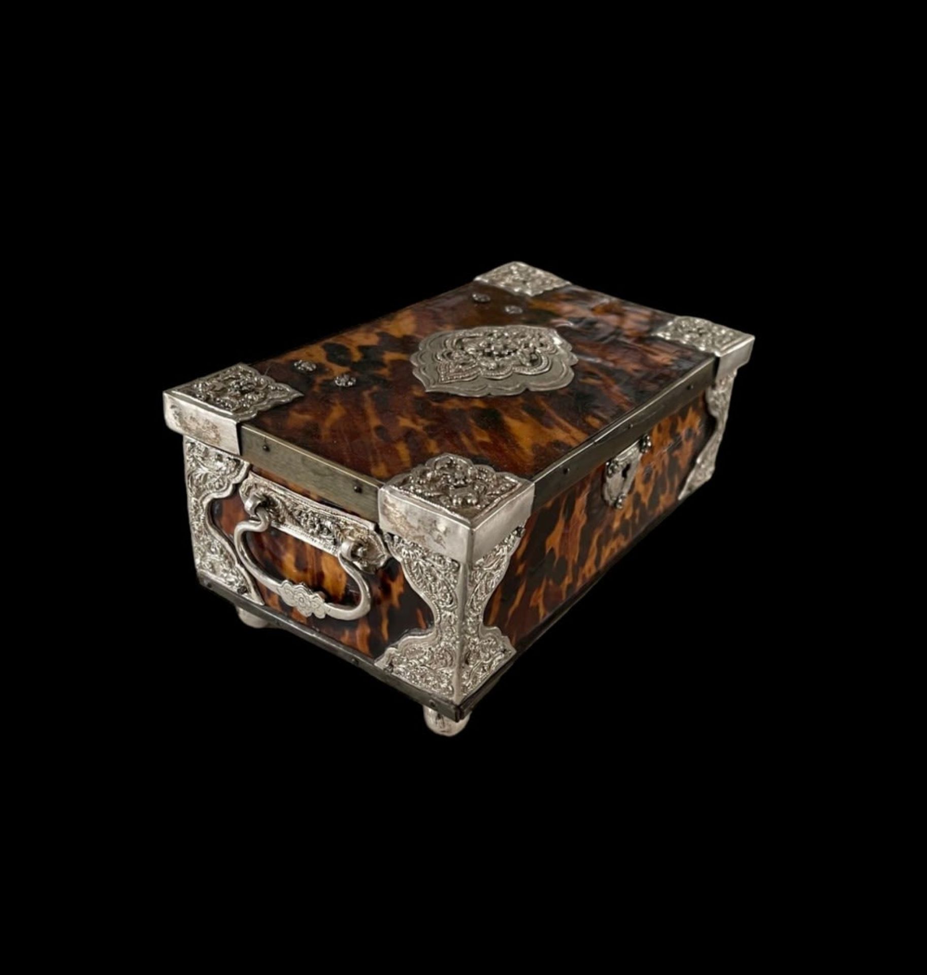 Exquisite Dutch colonial "Sirih" Tea Box in tortoiseshell and embossed silver, Batavia, Indonesia, 1 - Image 3 of 7