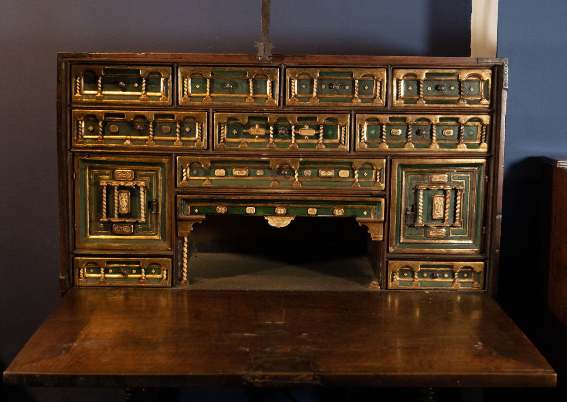 Important Hispano - Sephardic Cabinet from the XVIIth century, with table, Judaica - Image 4 of 4