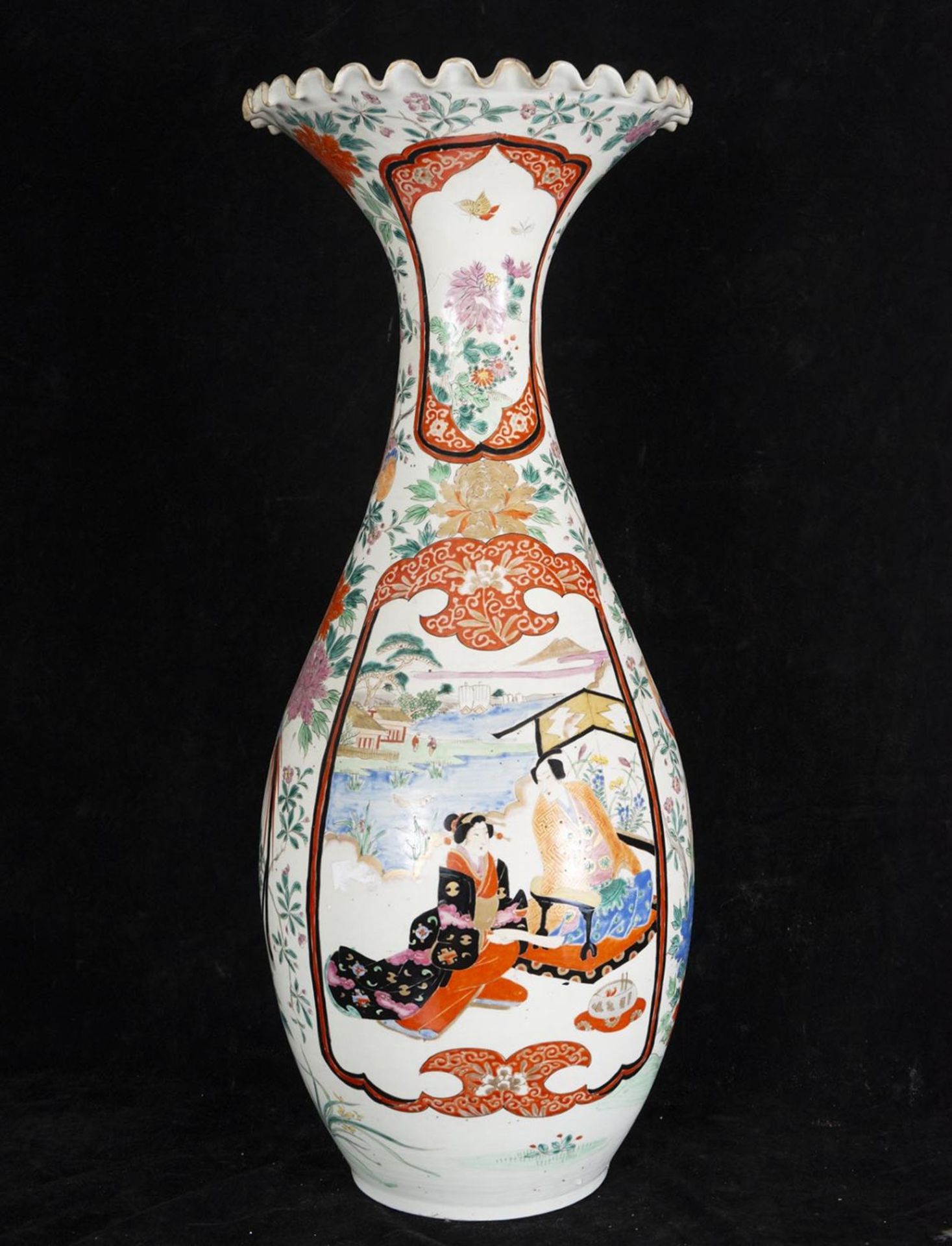 Pair of Large Polychrome Satsuma Vases, late Edo period, 19th century - Bild 2 aus 5