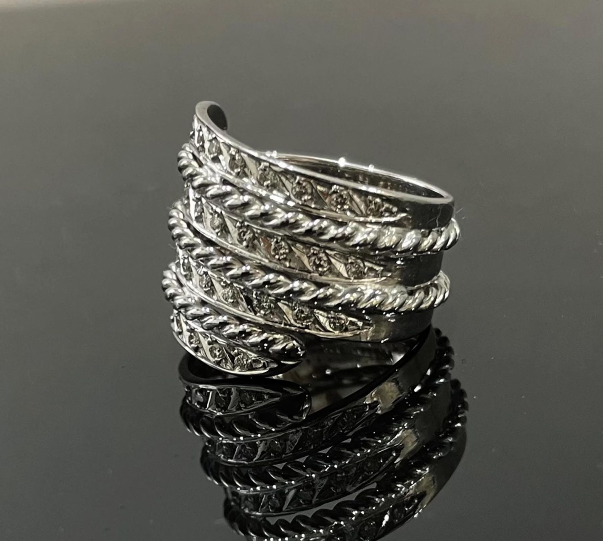 18 kt White Gold and Diamonds Spiral Ring.