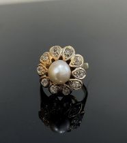 Victorian Ring in 18 kt Yellow Gold, Pearl and Diamonds.