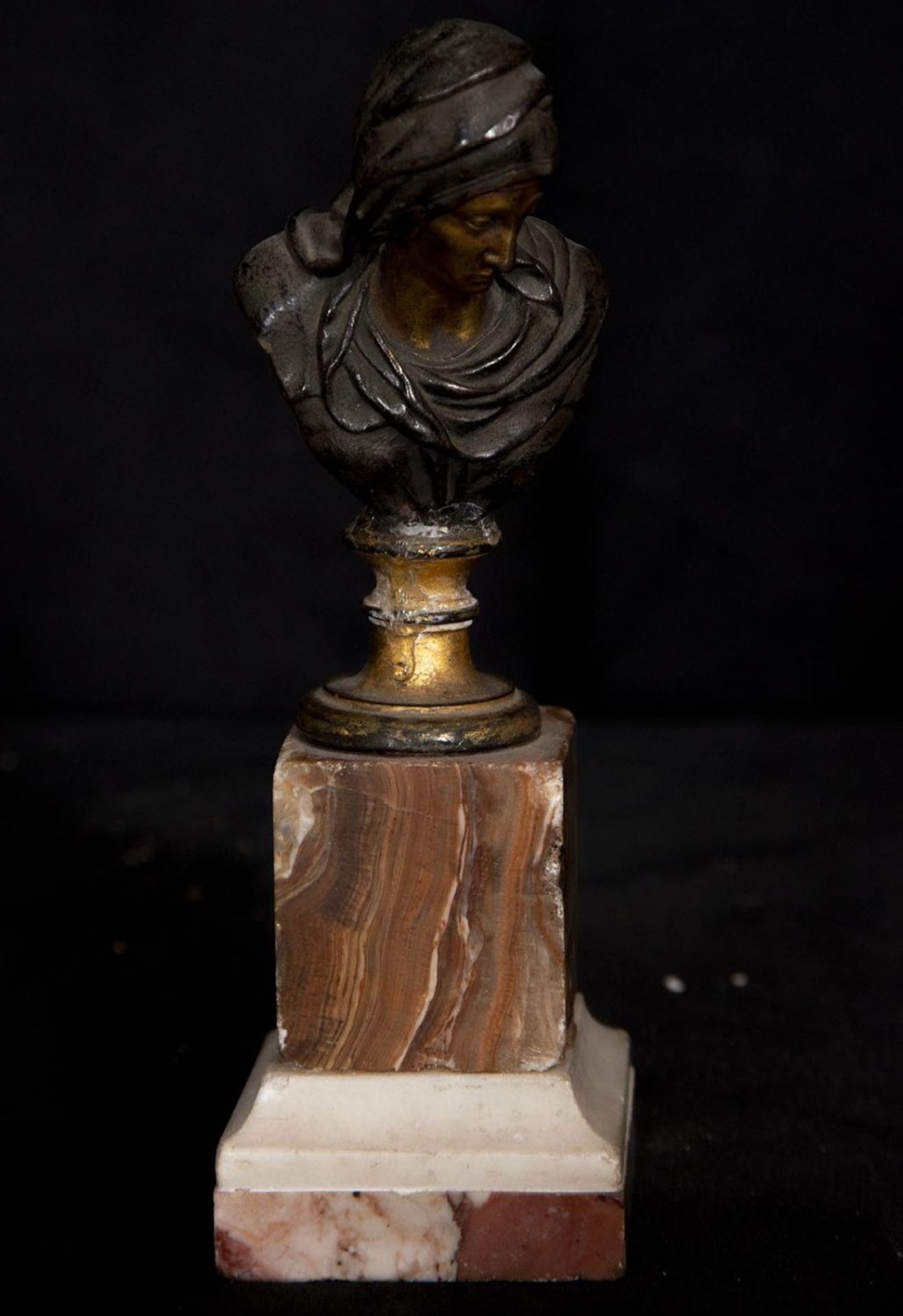 Exquisite bust in patinated and gilded bronze representing slave with onyx base, Italian Baroque sch