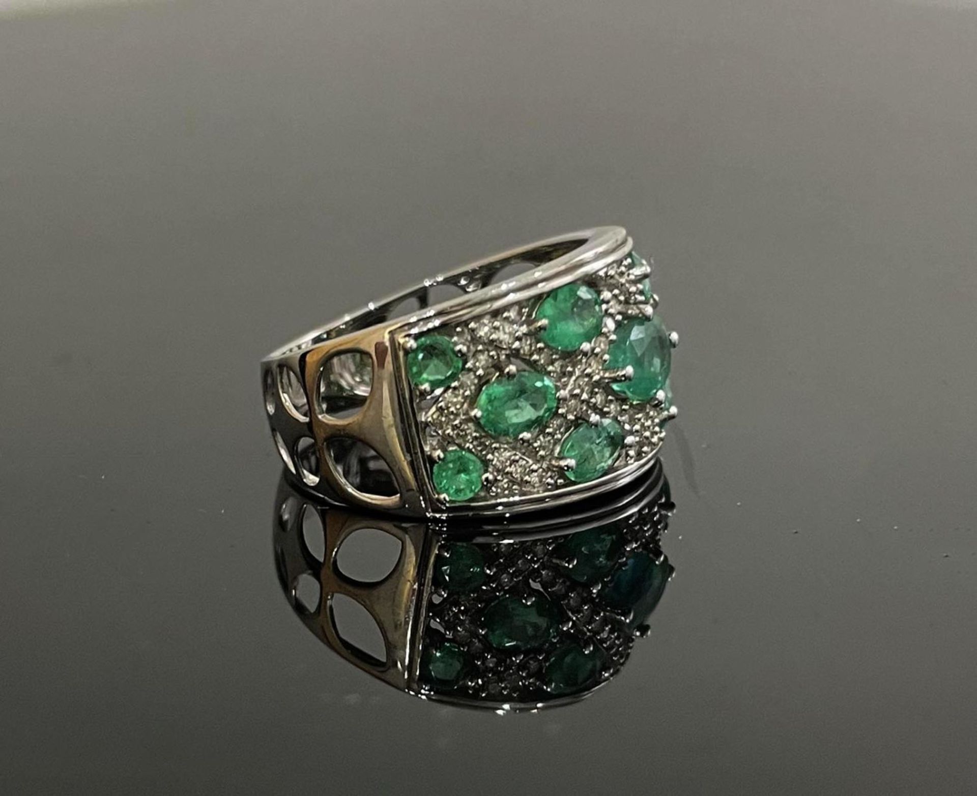 White Gold, Emeralds and Diamonds Ring. - Image 4 of 4
