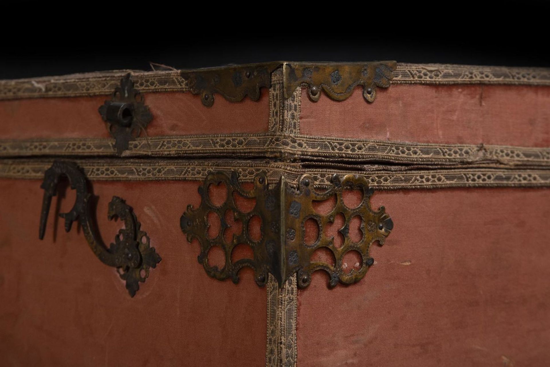 Important Large Medieval Velvet Chest, Catholic Monarchs Period, Granada, 15th century, Spain - Image 4 of 7