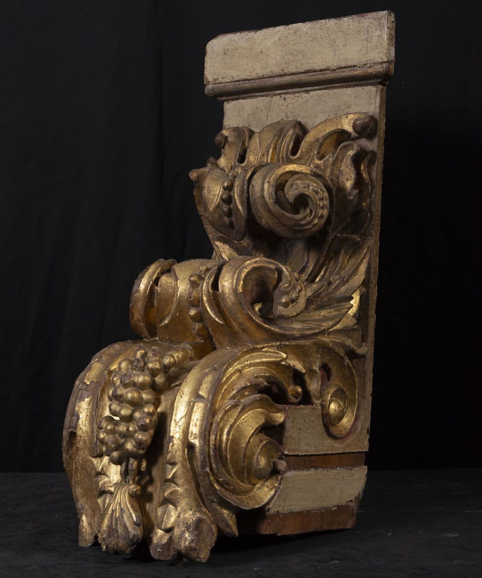 Large Portuguese Baroque Corbel in carved and gilded wood, 17th century