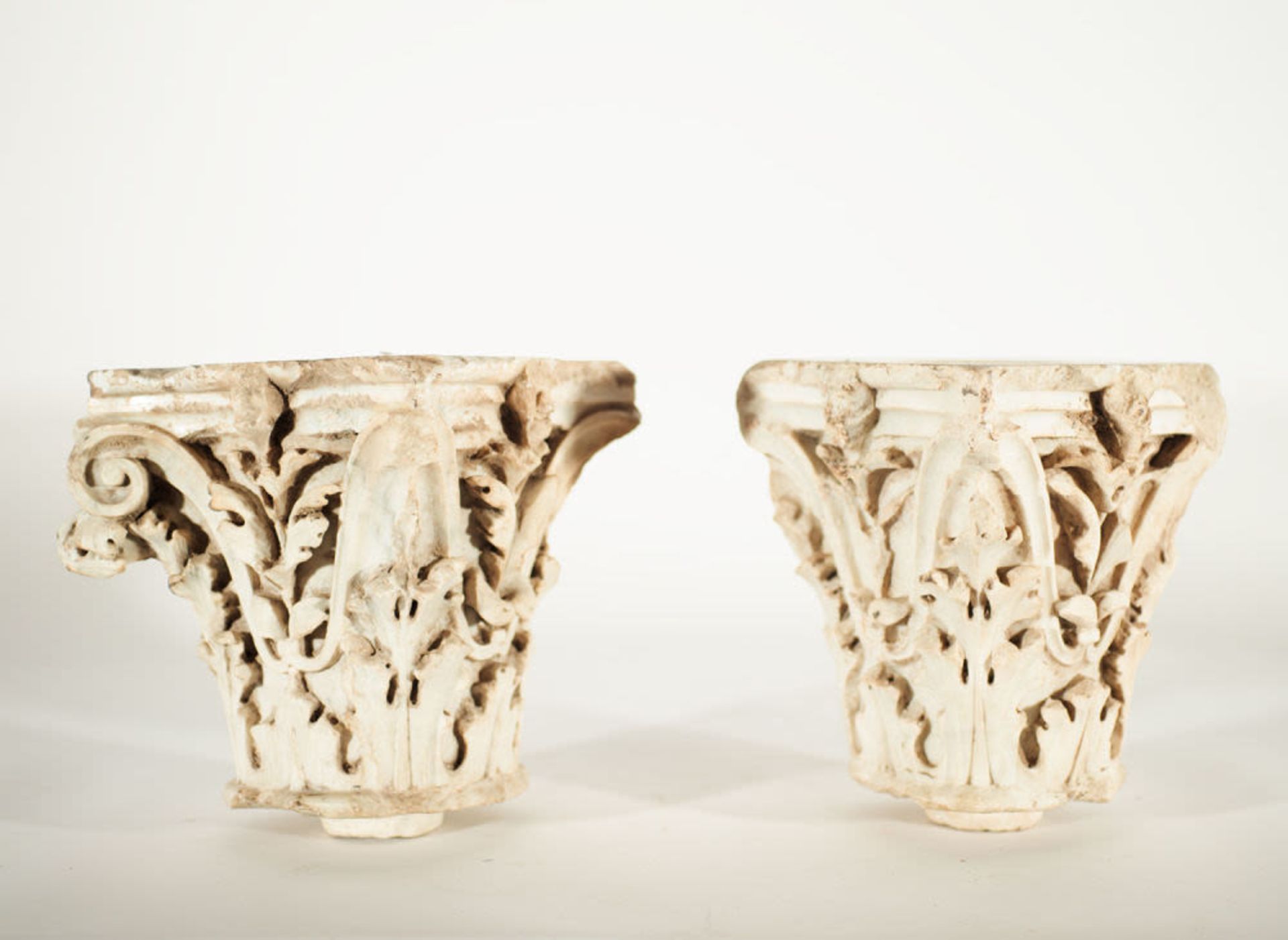 Magnificent Pair of Corinthian Capitals in white marble, possibly Italian and 14th - 15th centuries - Image 2 of 4