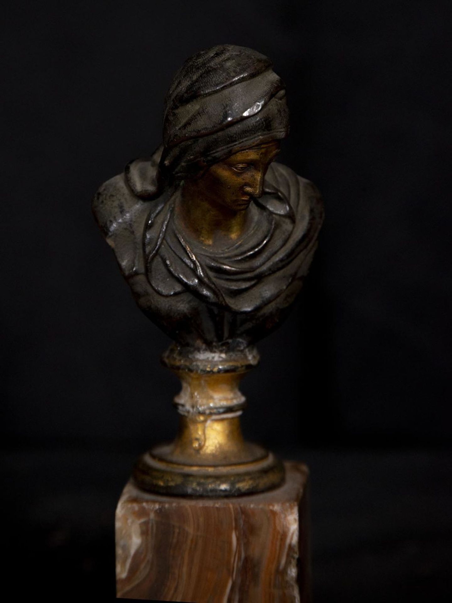 Exquisite bust in patinated and gilded bronze representing slave with onyx base, Italian Baroque sch - Image 2 of 5