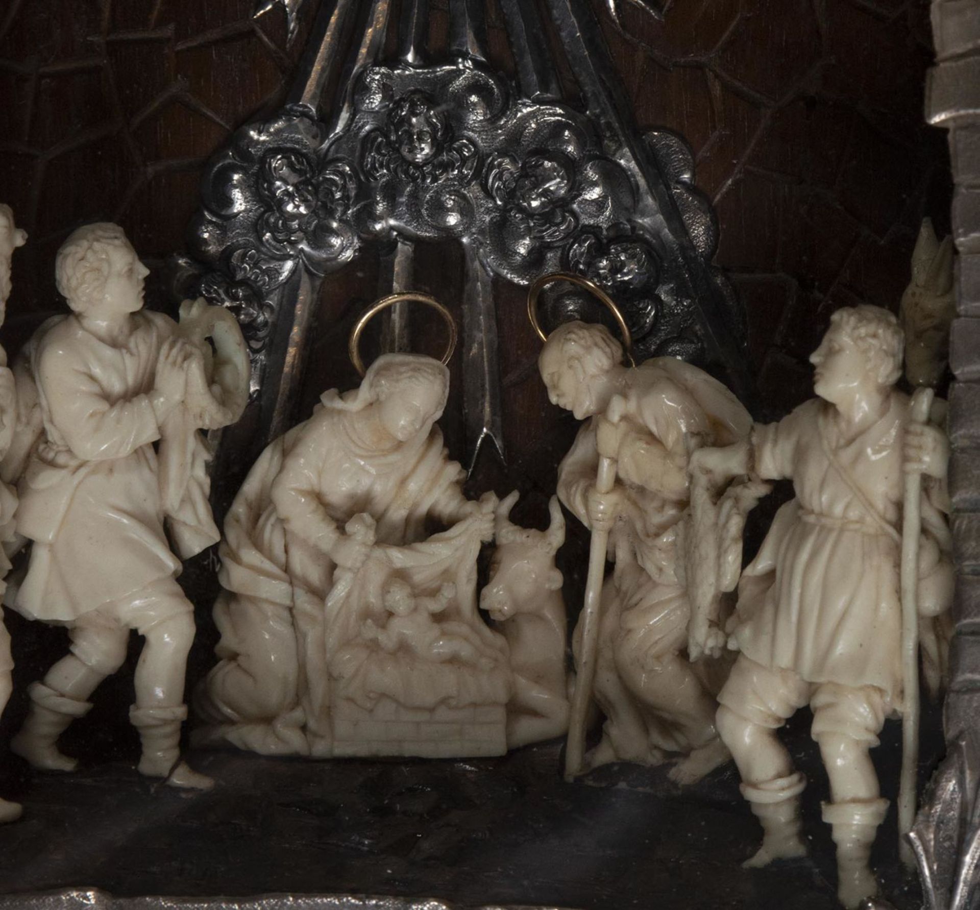 Magnificent Trapani Nativity Scene in silver and ivory from the 18th century, with an original frame - Image 4 of 5