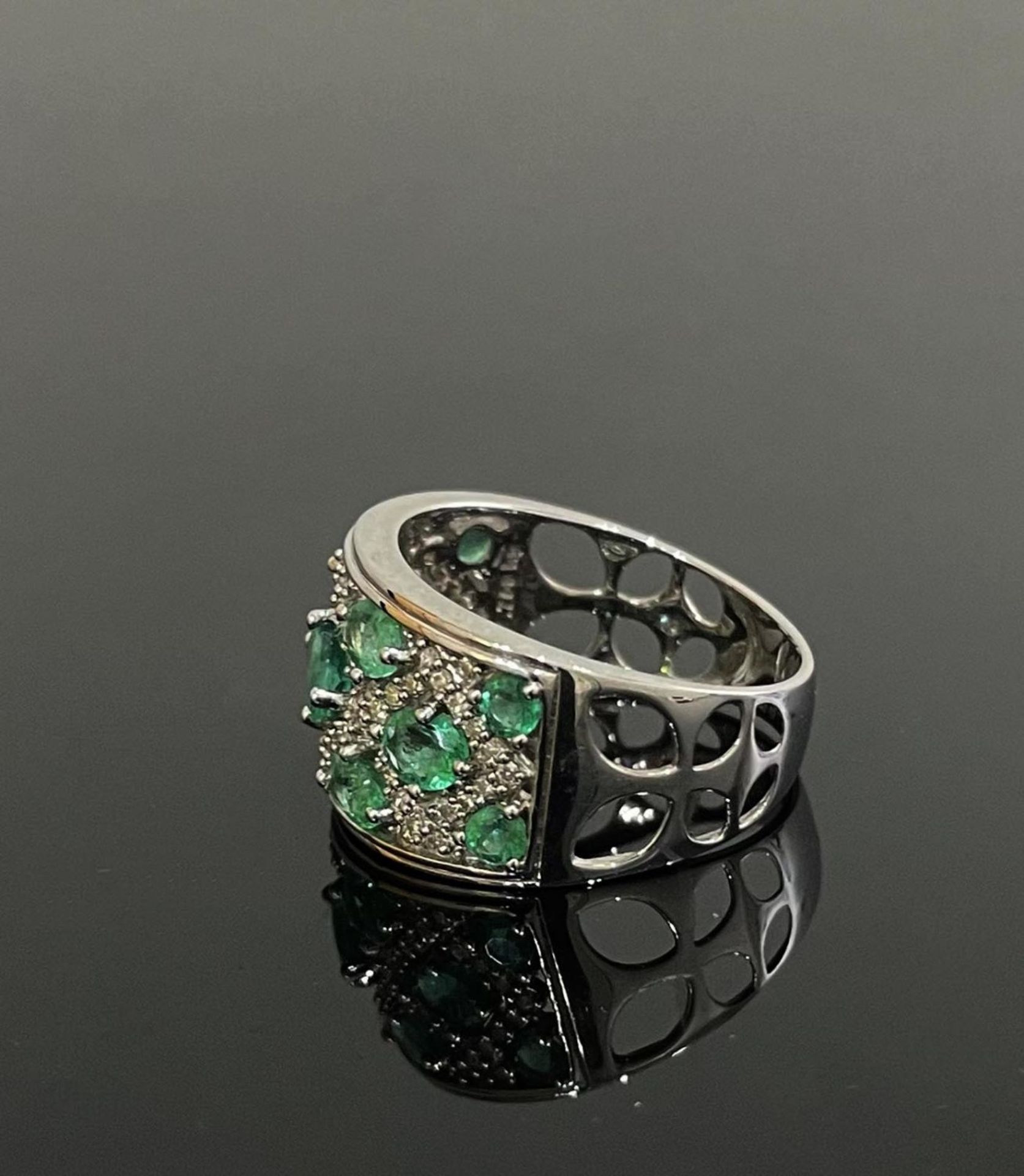 White Gold, Emeralds and Diamonds Ring. - Image 2 of 4
