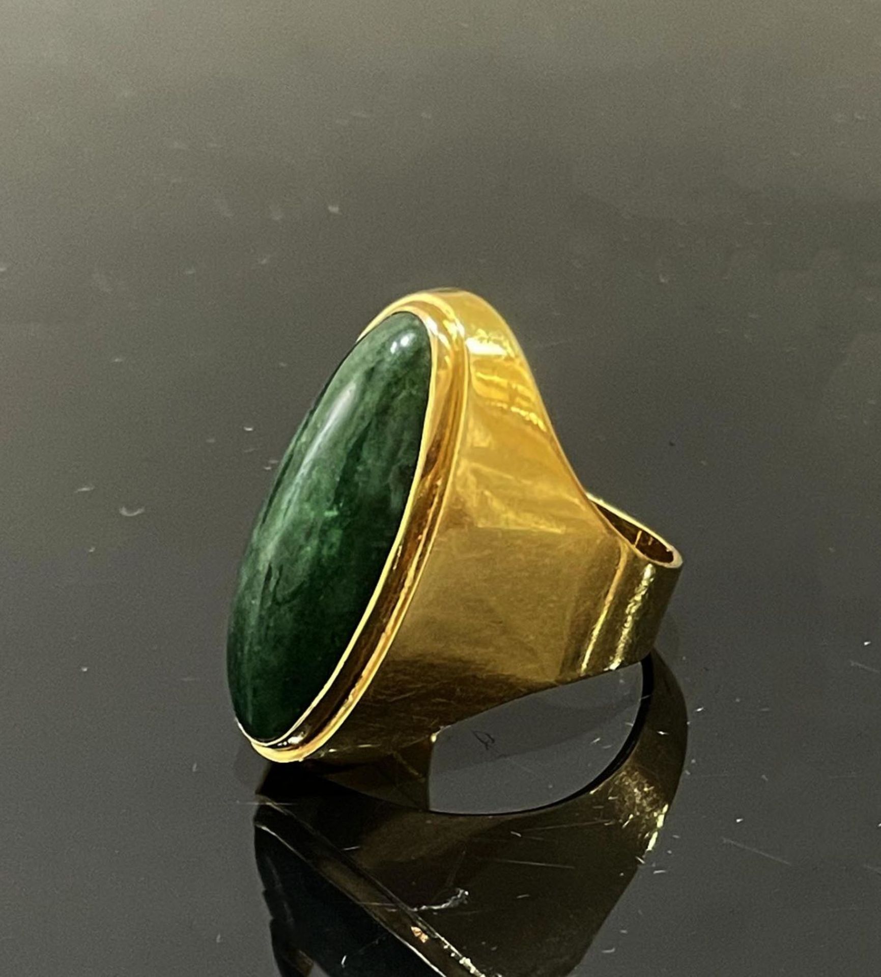 18 kt Yellow Gold and Jade Oval Ring. - Image 2 of 3