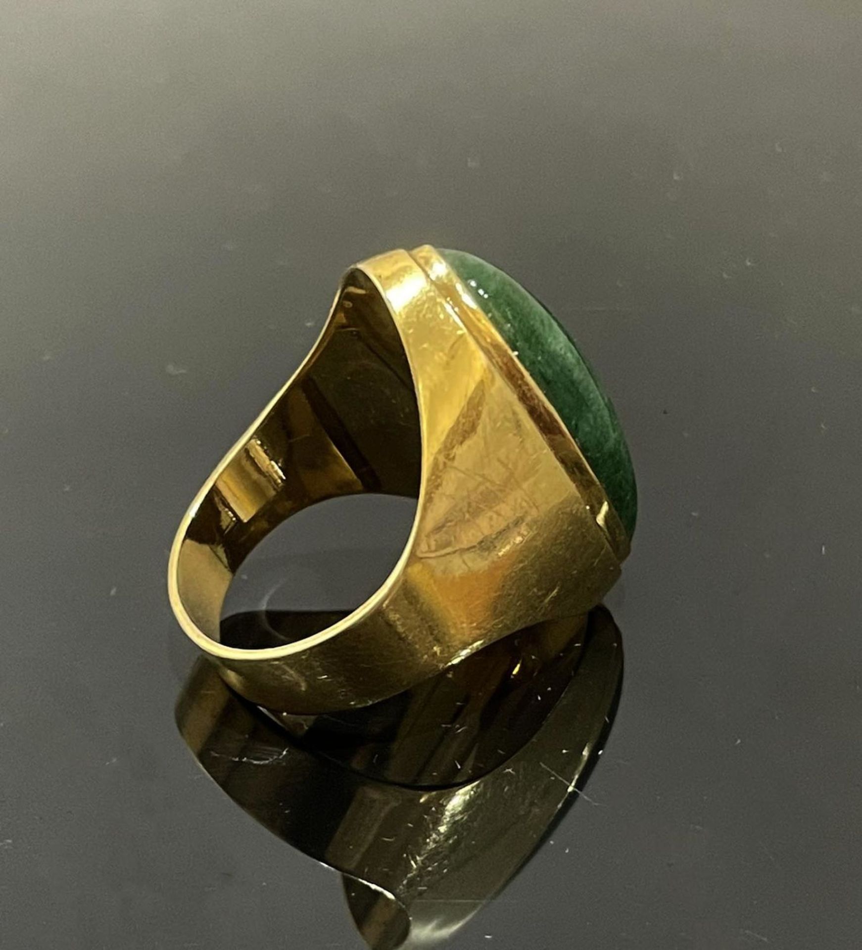 18 kt Yellow Gold and Jade Oval Ring. - Image 3 of 3