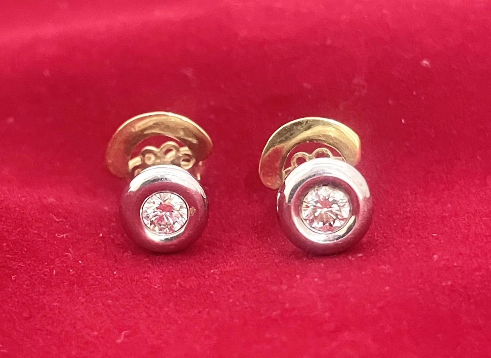 Dormilona model earring in 18kt white gold and diamond.