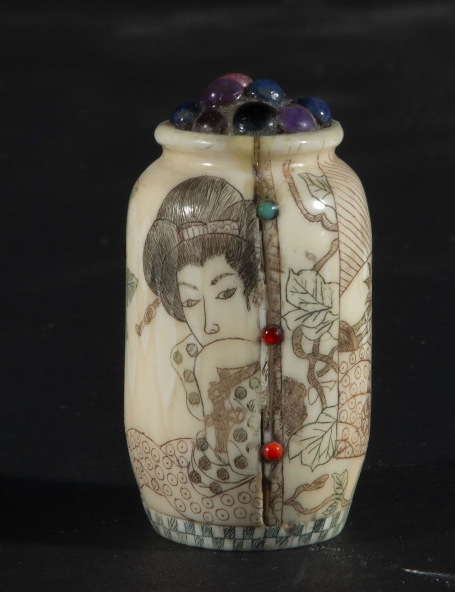 Japanese Netsuke on Mammoth Tusk (Mammuthus primigenius) depicting Vase with Geisha, 19th century Ja - Bild 2 aus 5