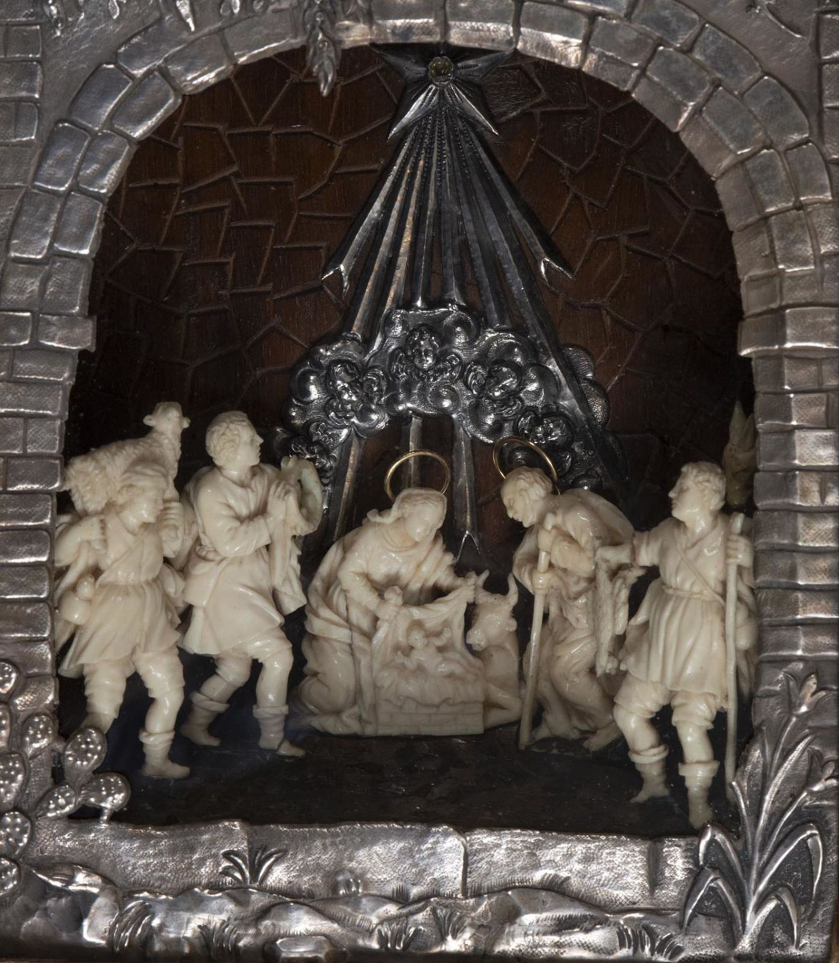 Magnificent Trapani Nativity Scene in silver and ivory from the 18th century, with an original frame - Image 2 of 5