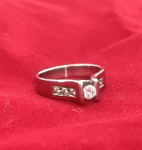 18 kt white gold solitaire model ring