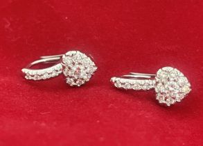 Heart earrings in 18kt white gold and diamonds.