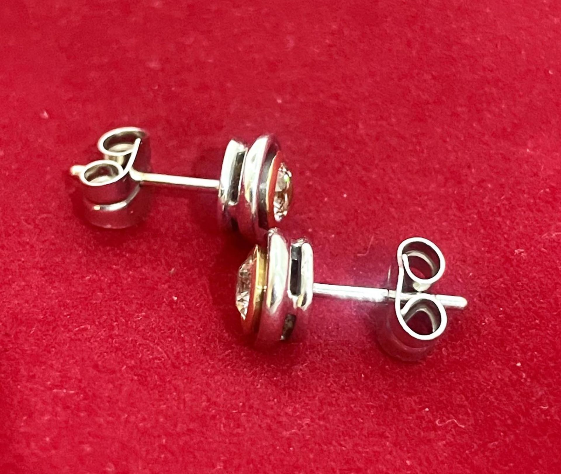 Square sleeper model earrings in 18kt white gold and diamond. - Bild 4 aus 4